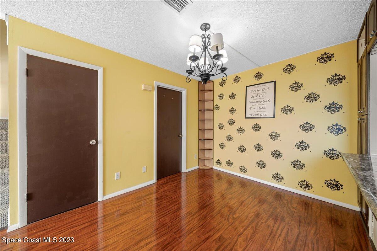 2012 Vista Oaks Circle NE