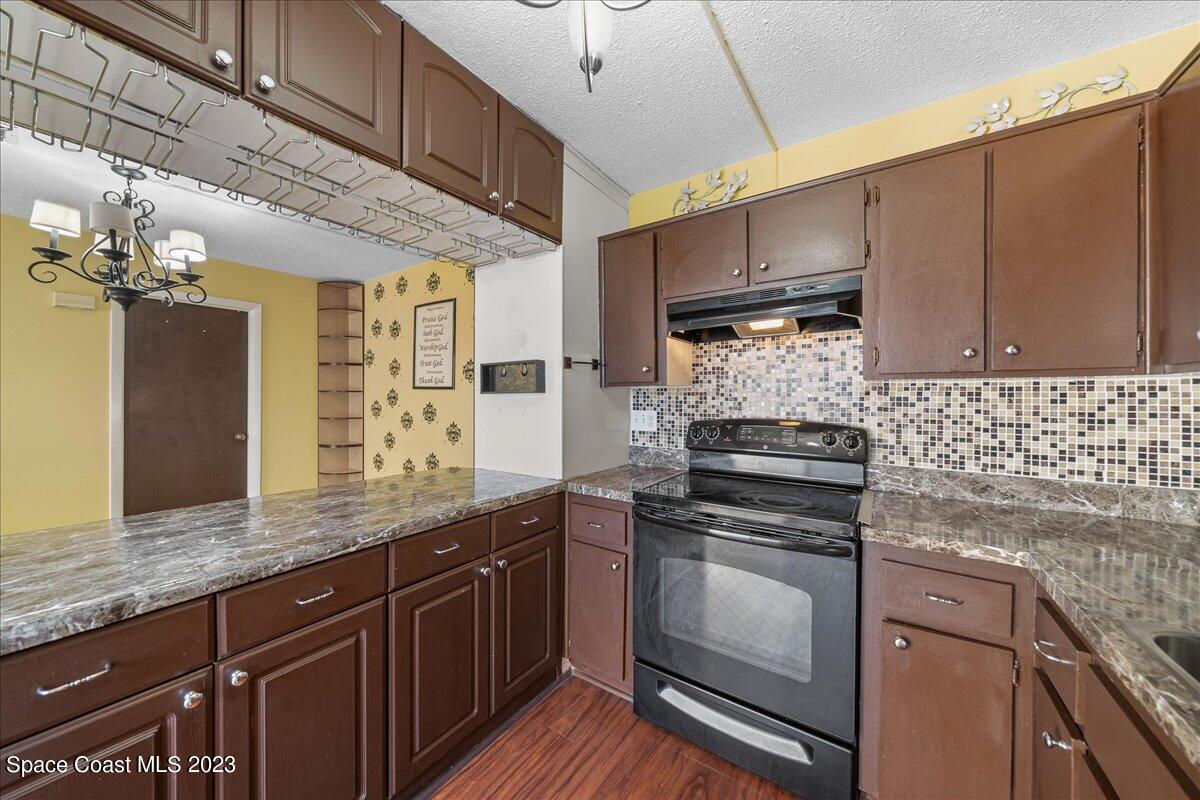 2012 Vista Oaks Circle NE