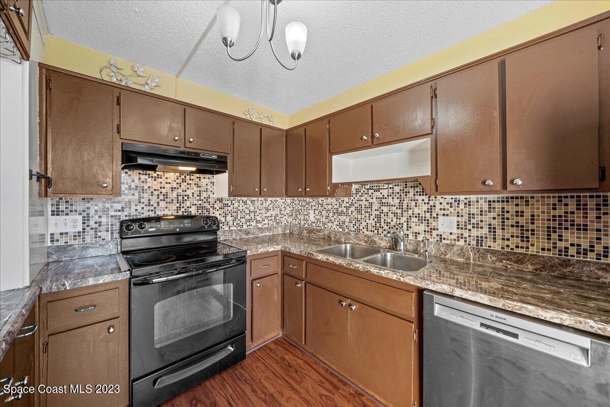 2012 Vista Oaks Circle NE