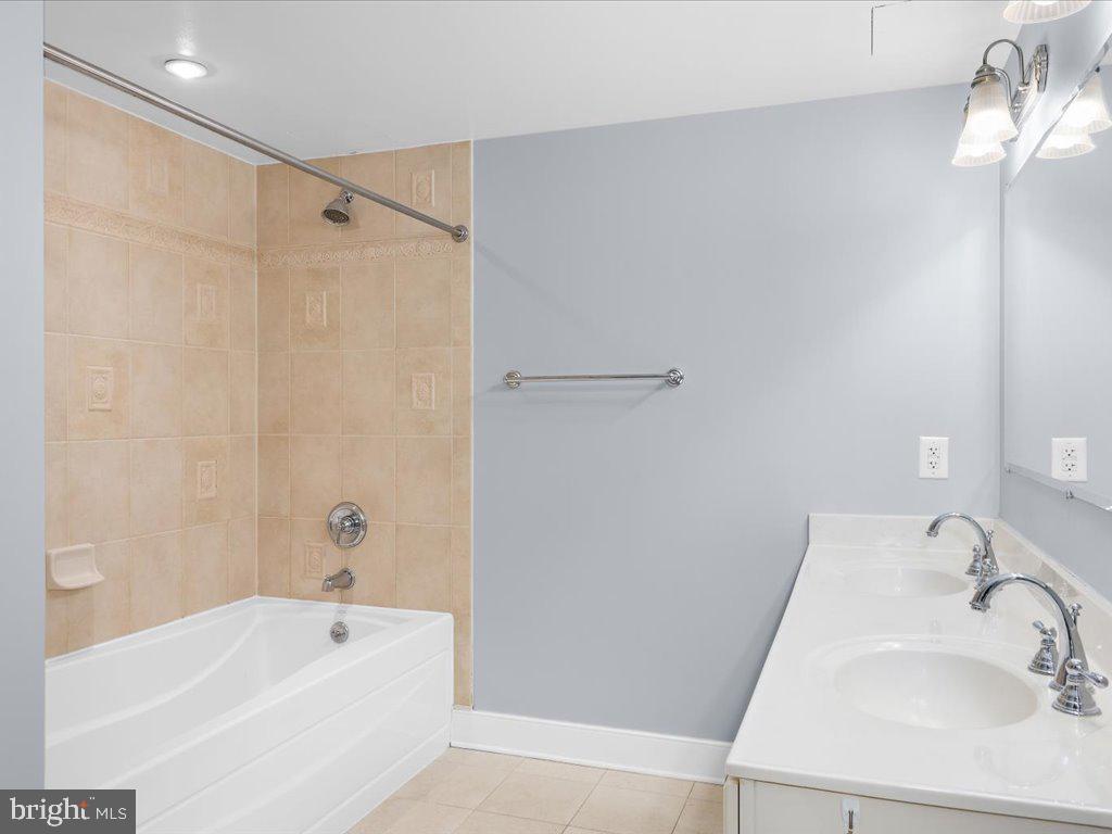 5 PARK PL #307
