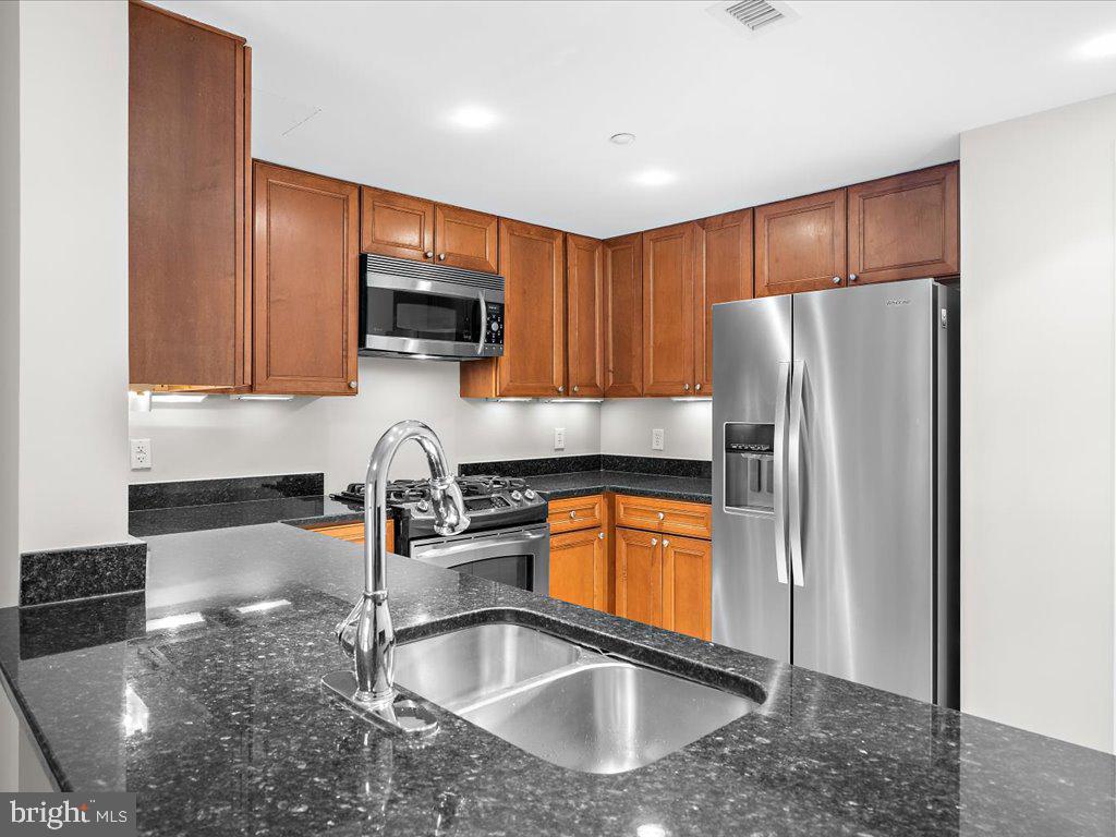 5 PARK PL #307