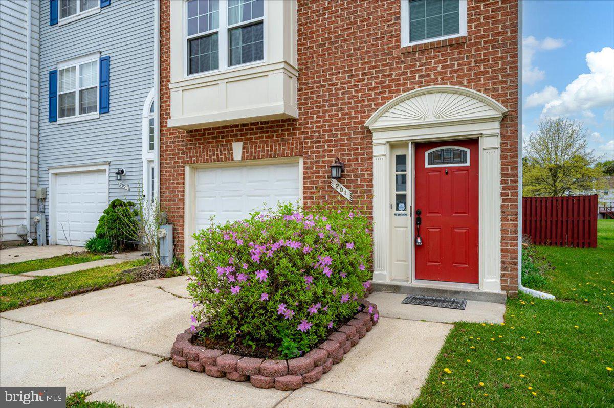 201 Pinecove Ave