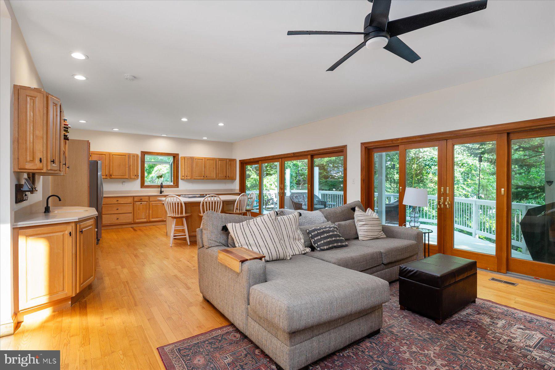 2710 Parkview Dr