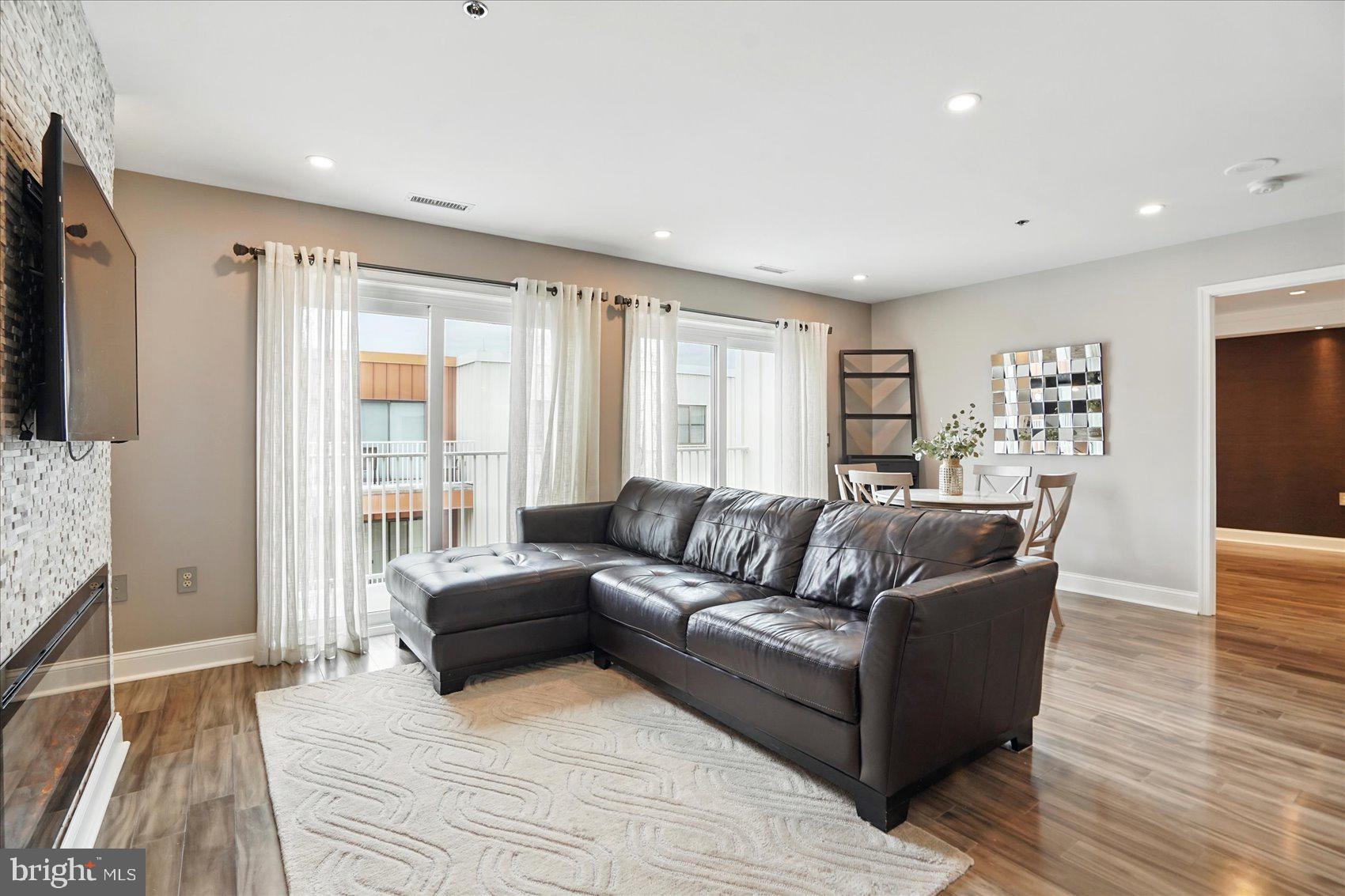 2702 Lighthouse Pt E #727