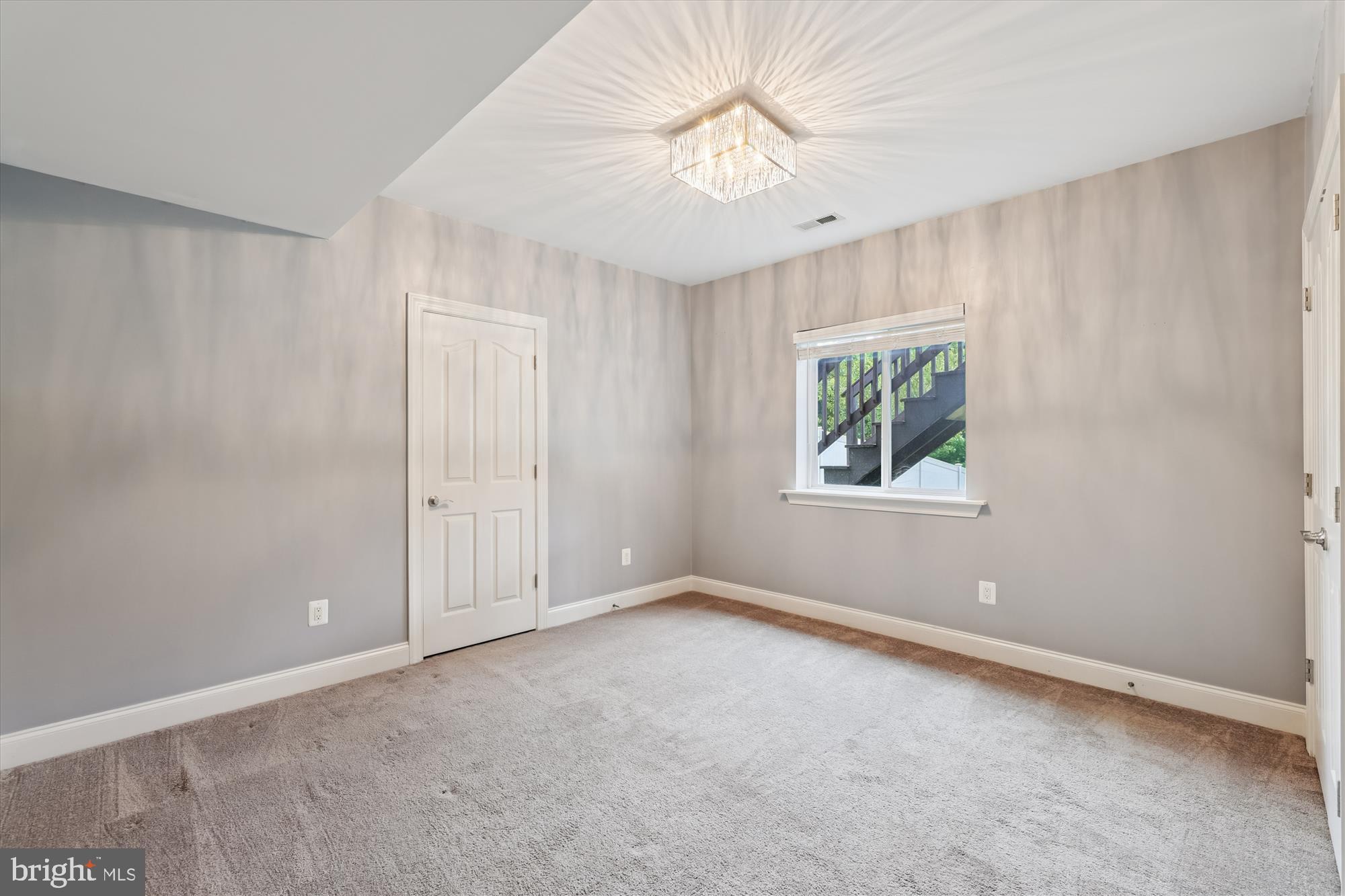 6912 DONAU COURT