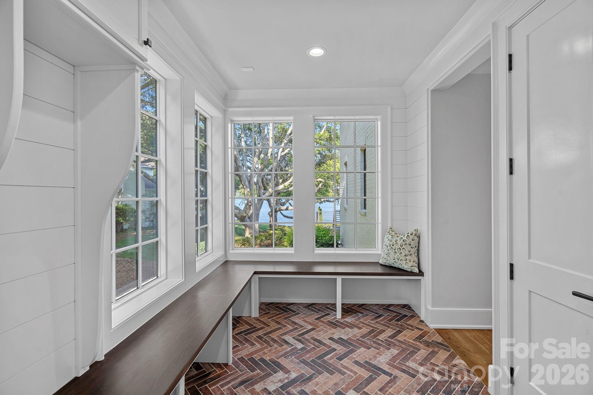 7861 Live Oaks Drive