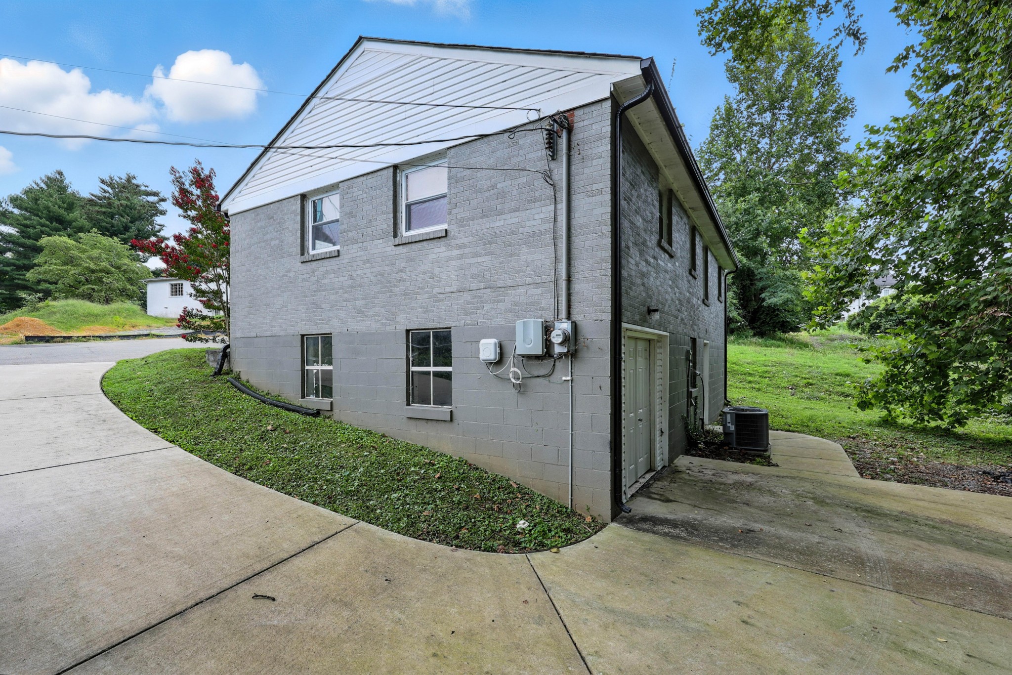 513 Adams Ct