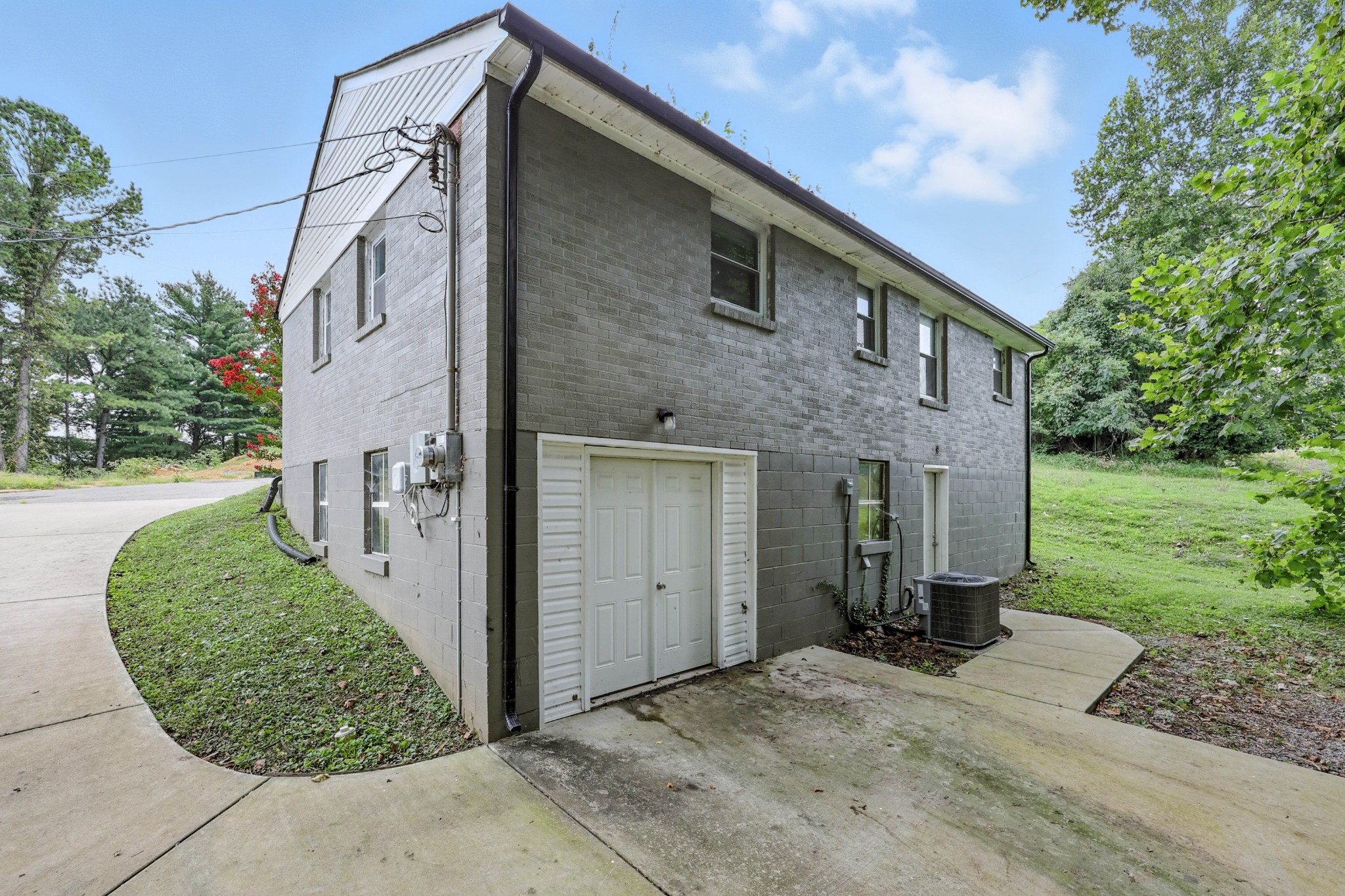513 Adams Ct