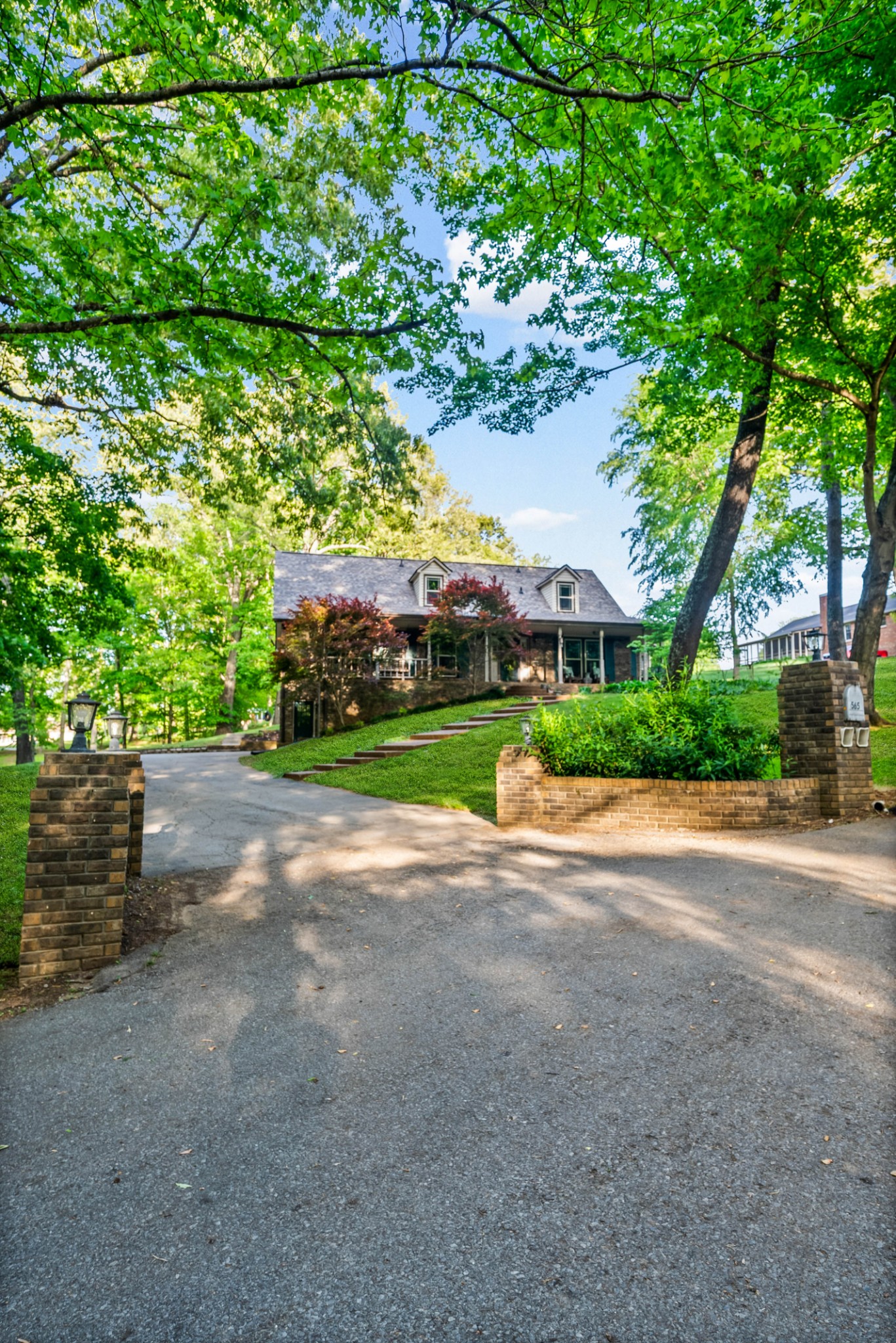 565 Arlington Pl