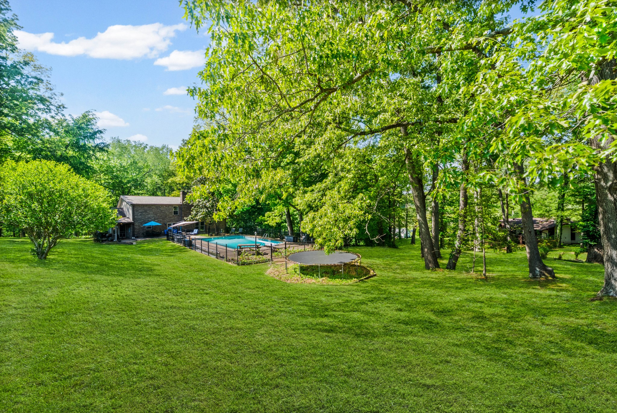 565 Arlington Pl