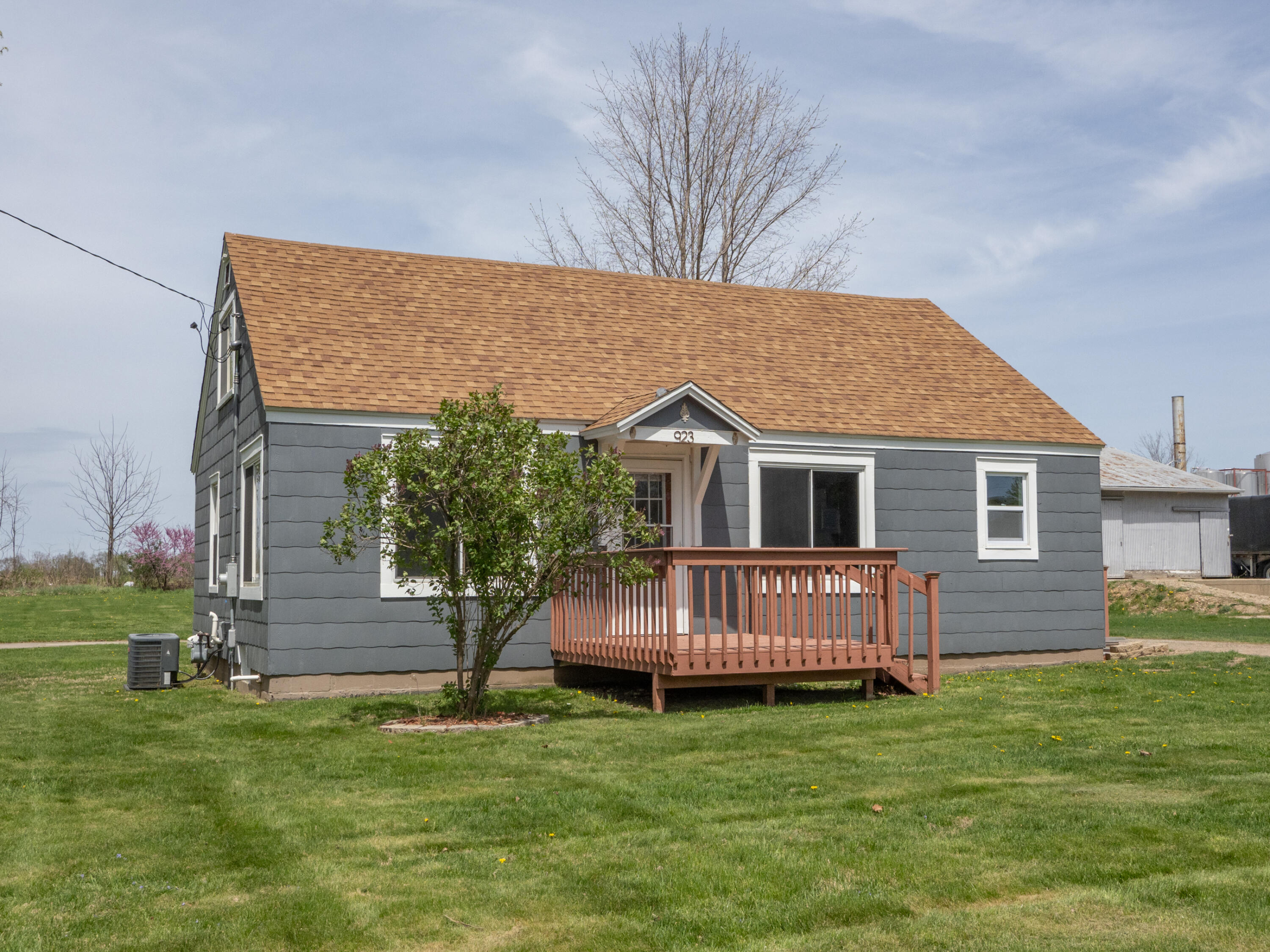 923 E Allegan Street