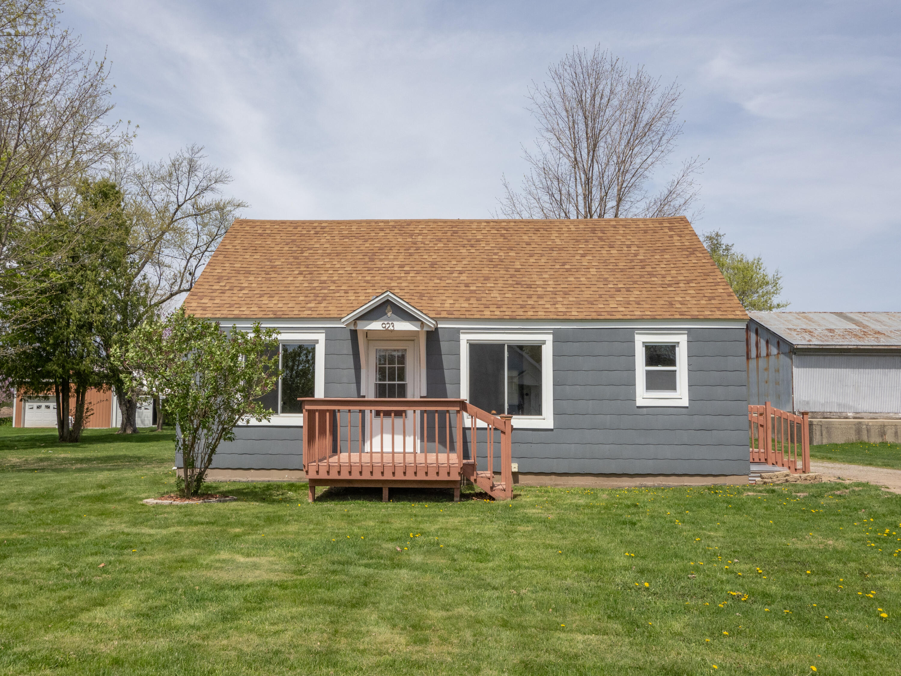 923 E Allegan Street