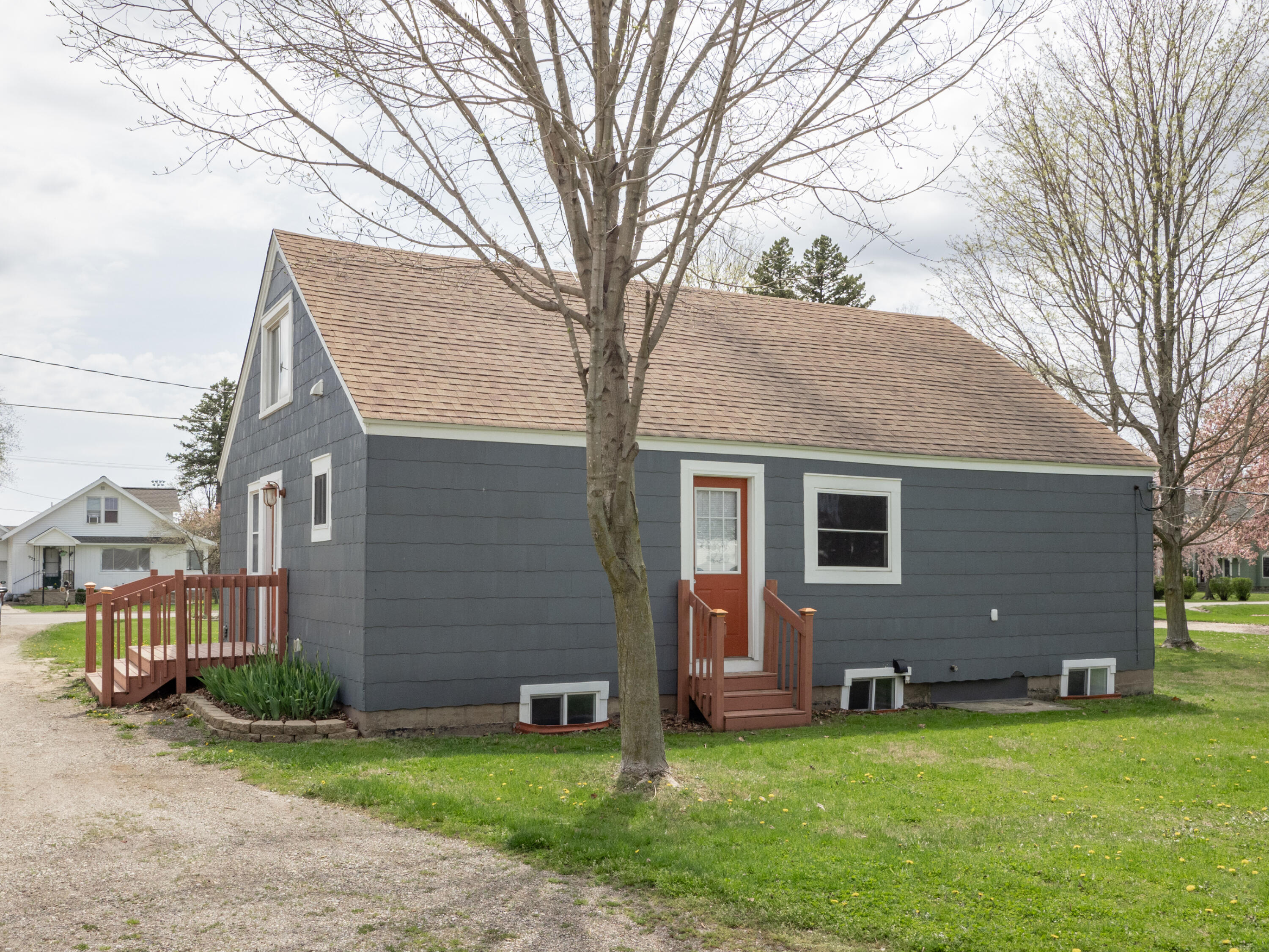 923 E Allegan Street