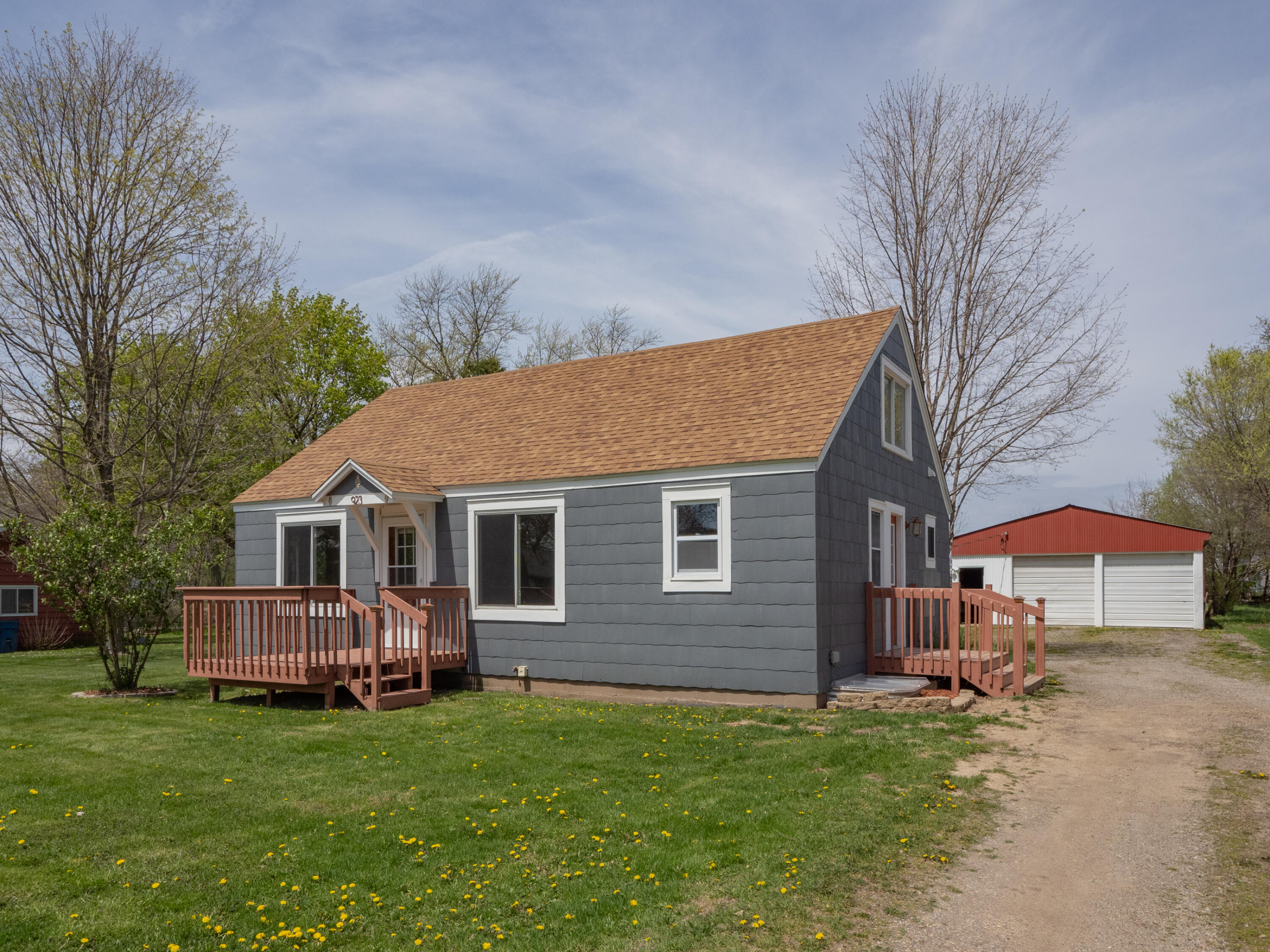 923 E Allegan Street