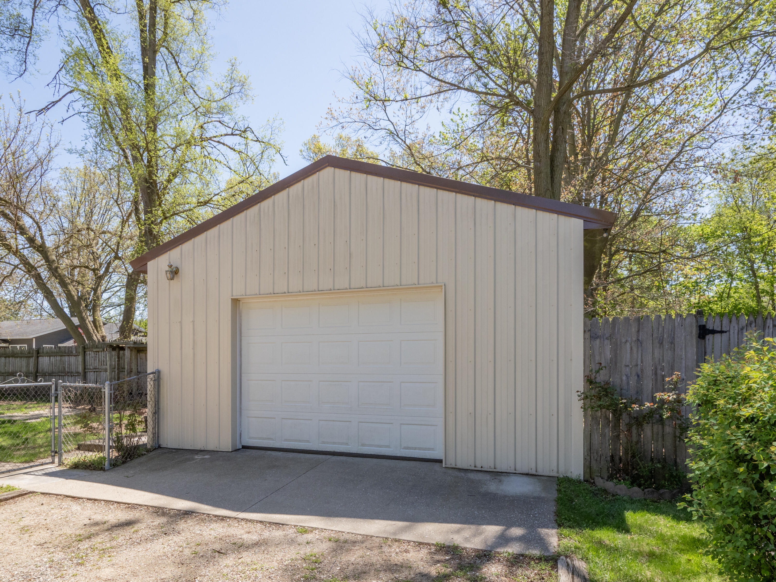 415 W Plainwell Street