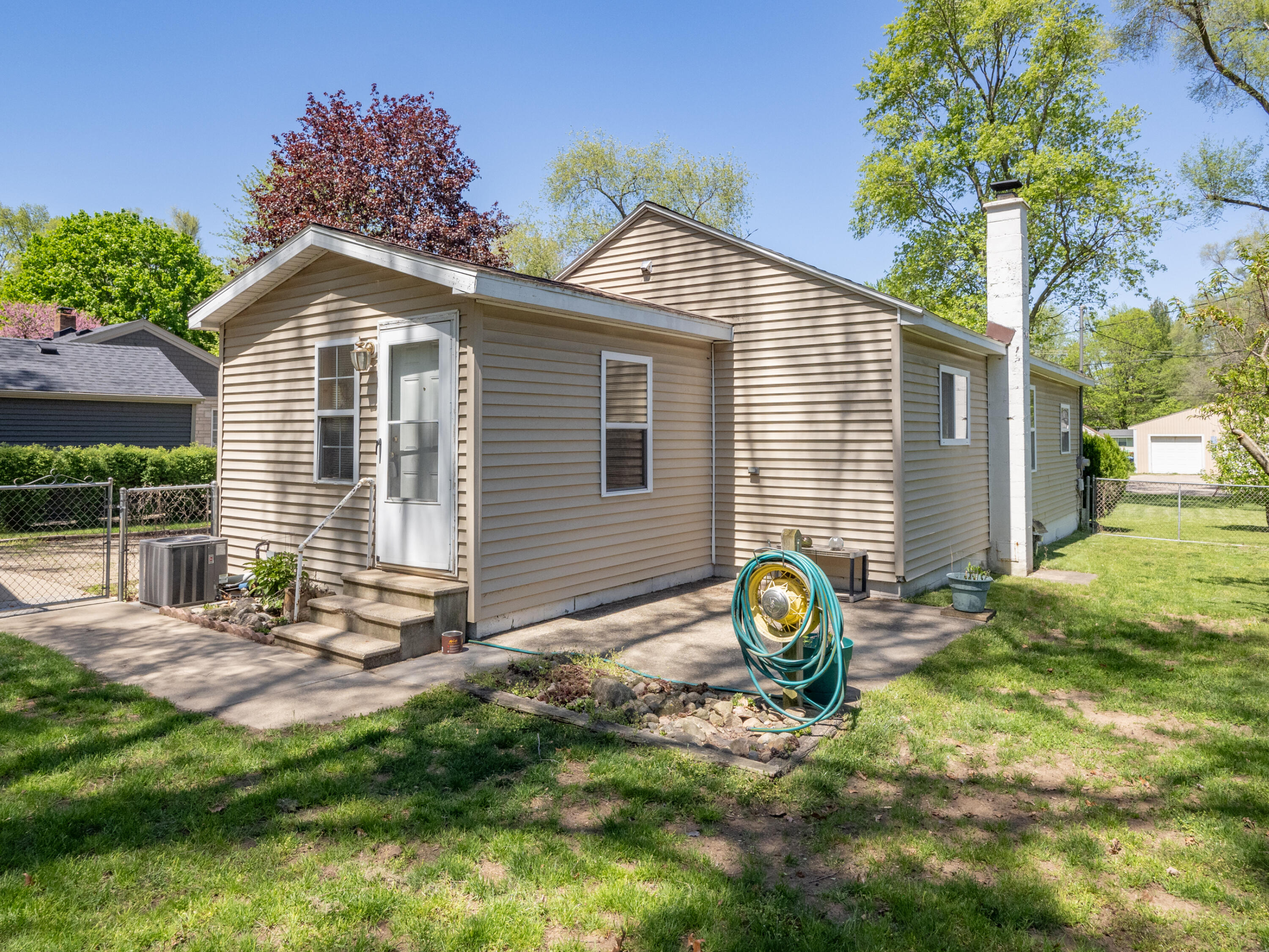 415 W Plainwell Street