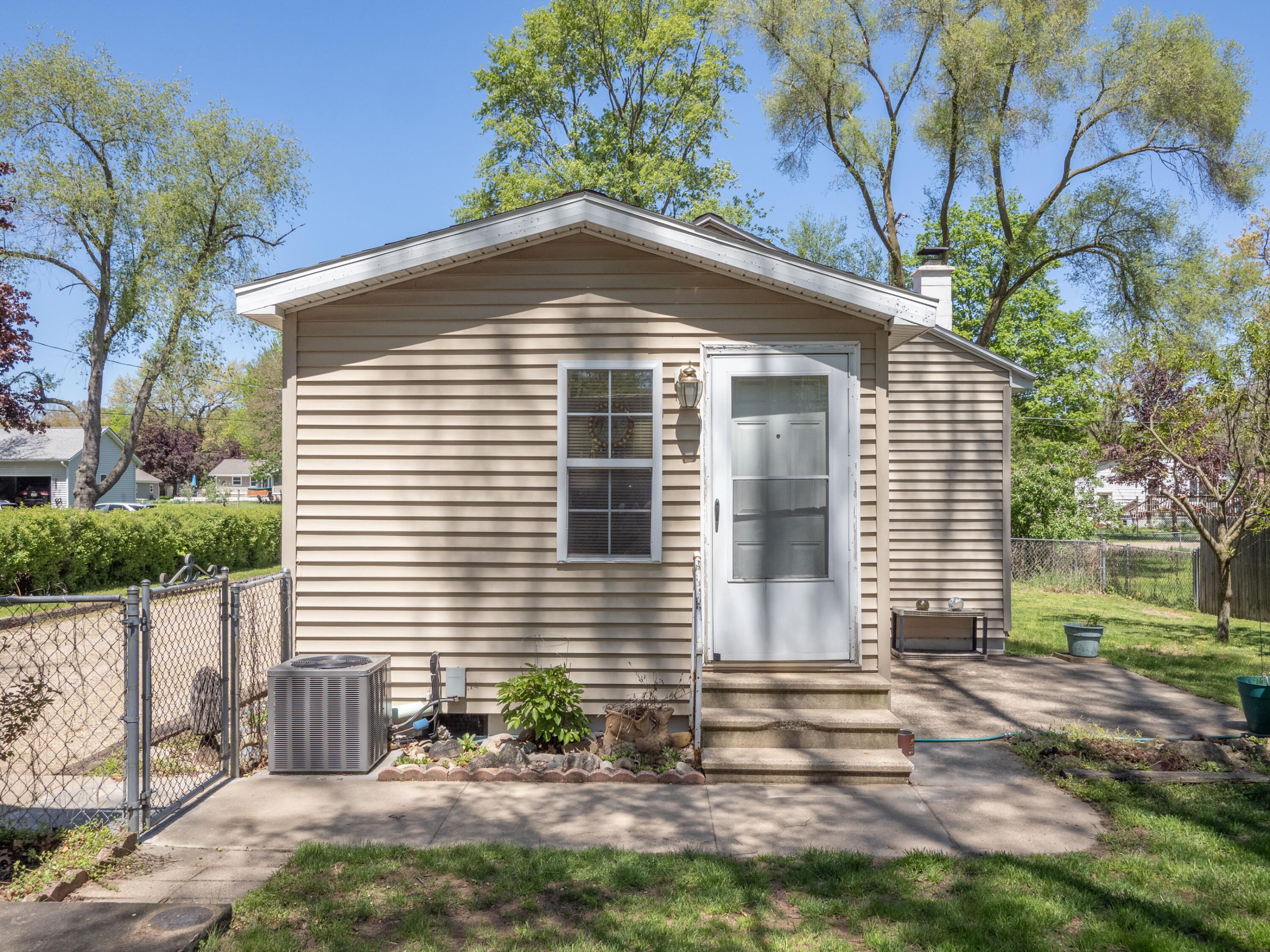 415 W Plainwell Street