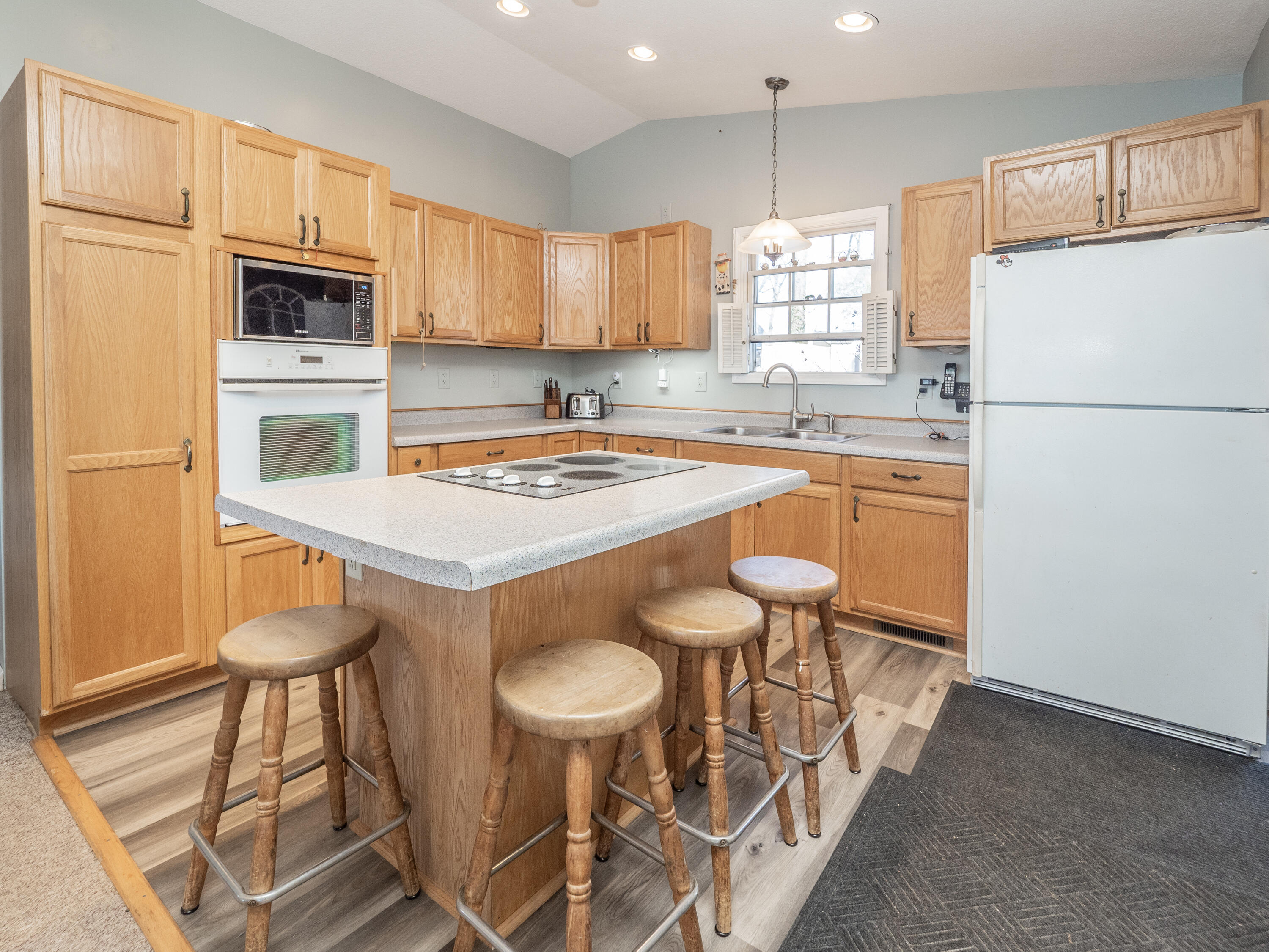 11915 Lakeway Street