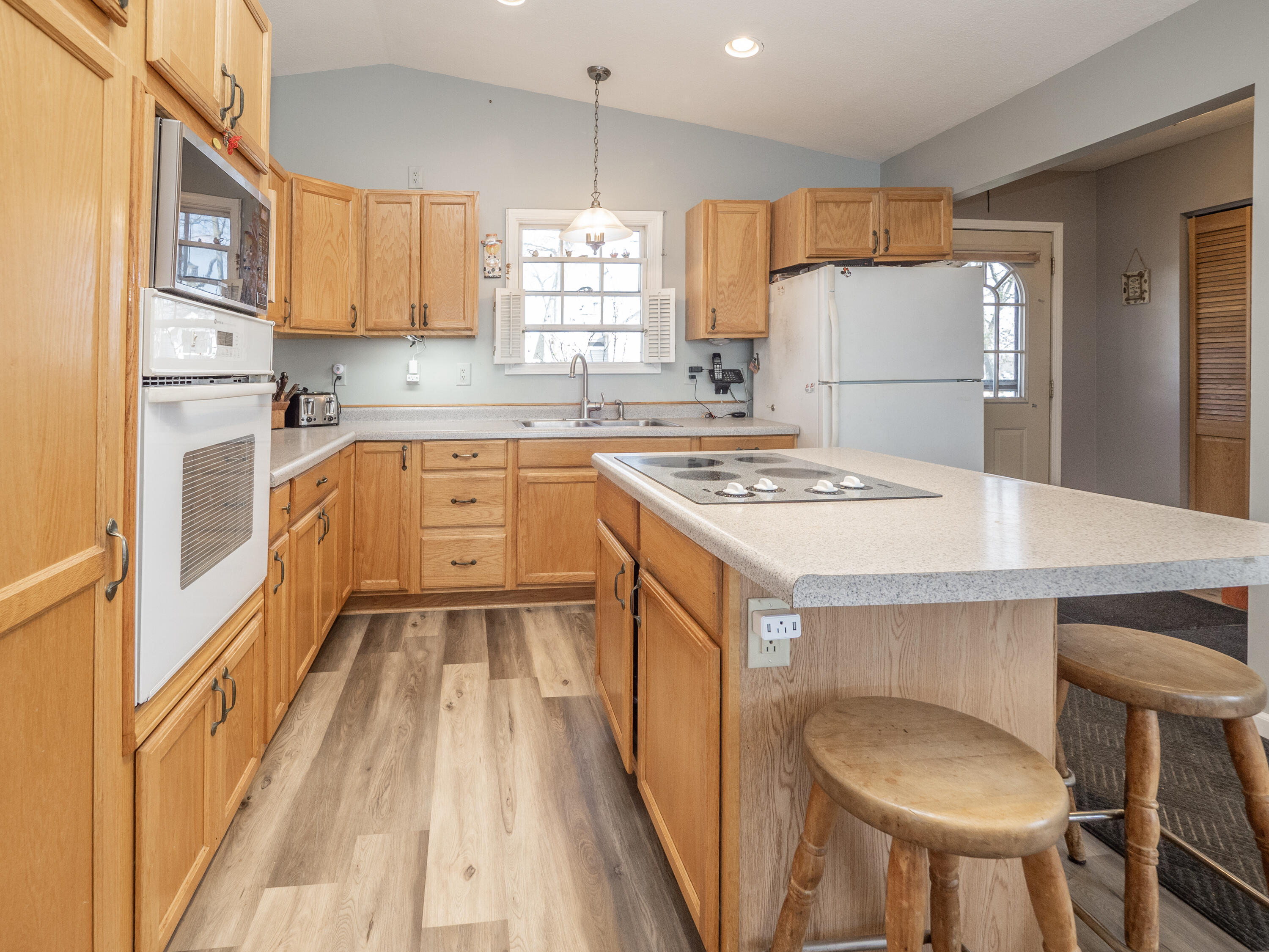 11915 Lakeway Street