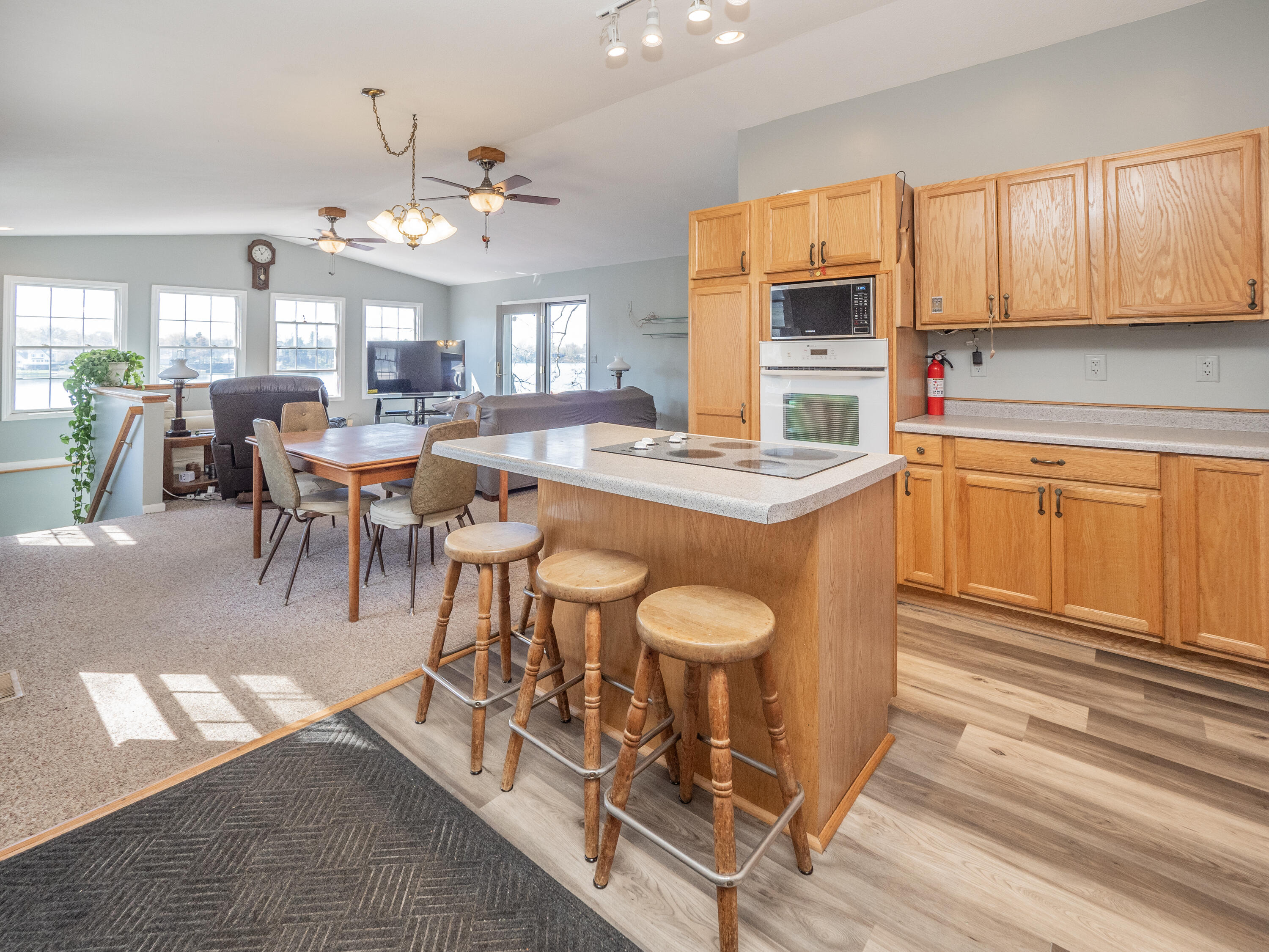 11915 Lakeway Street