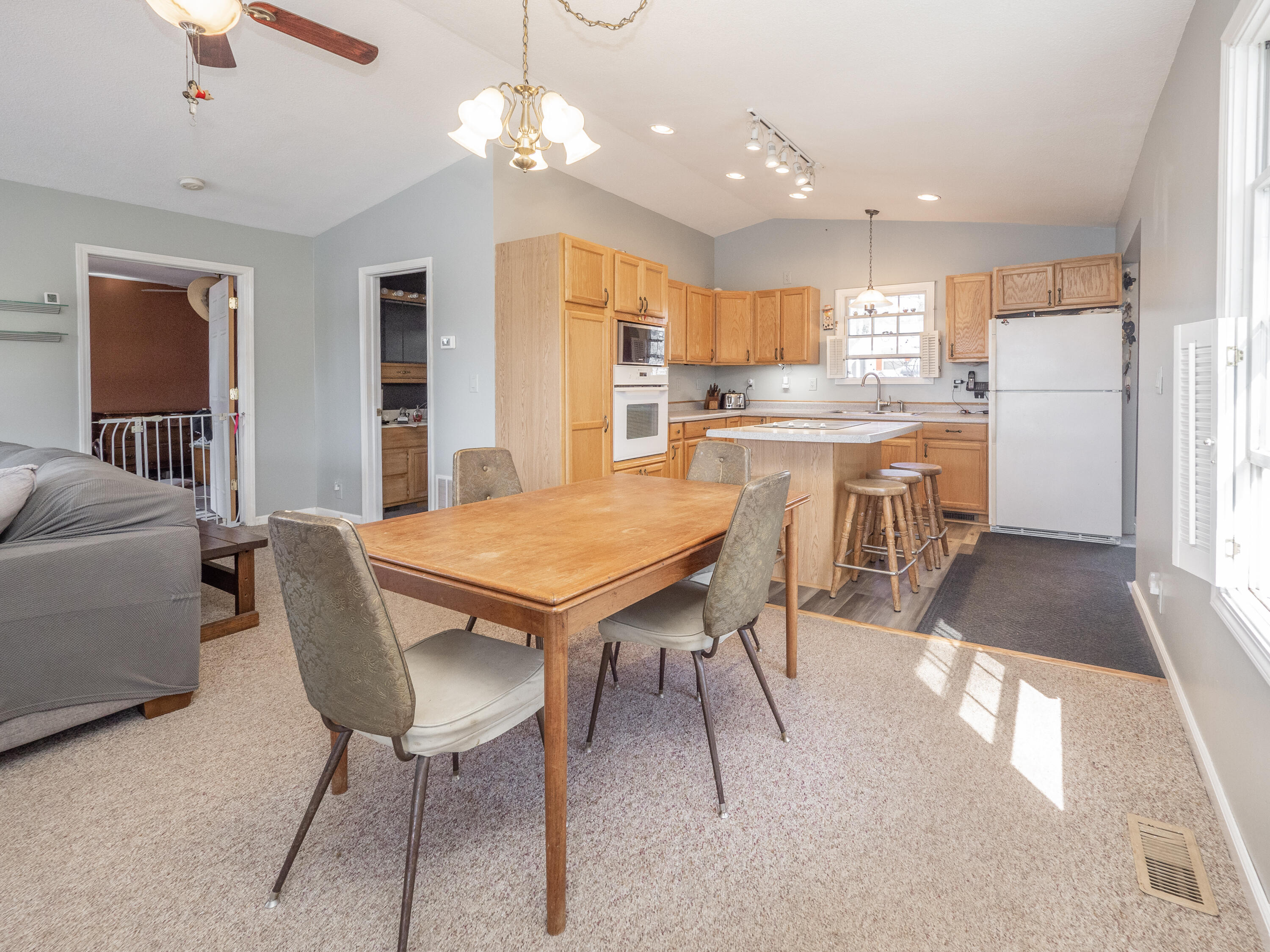 11915 Lakeway Street