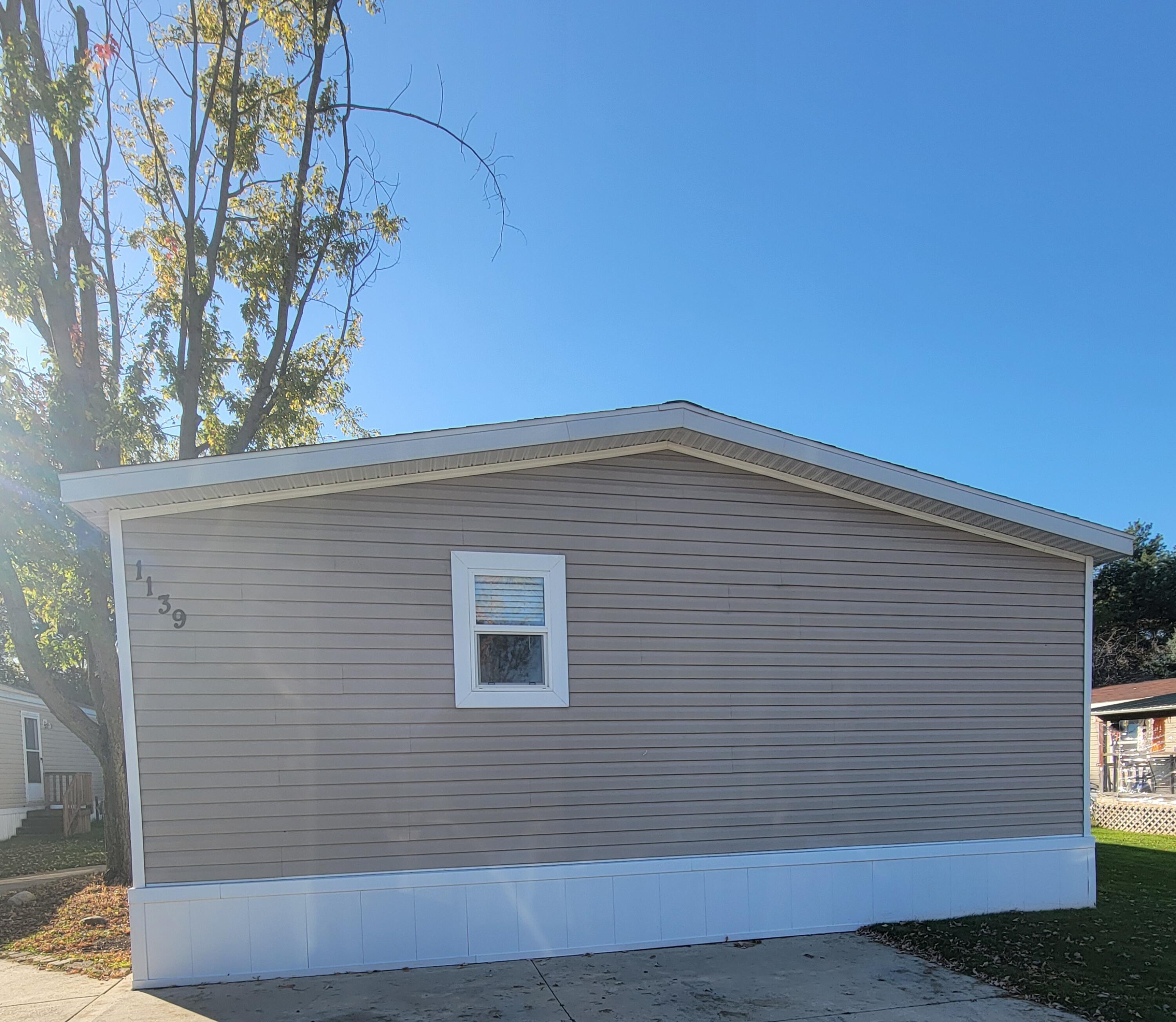 1139 Maple Leaf Lane NW