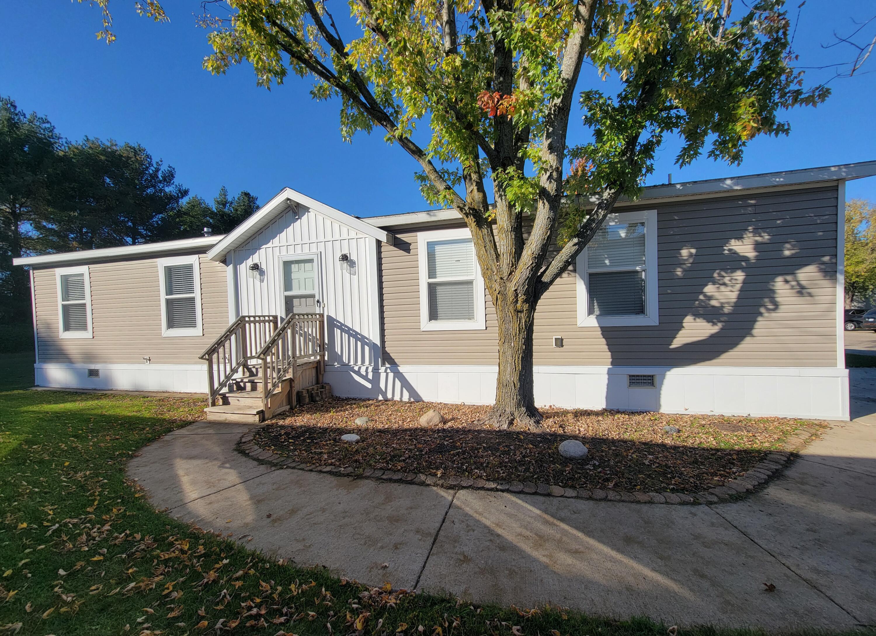 1139 Maple Leaf Lane NW