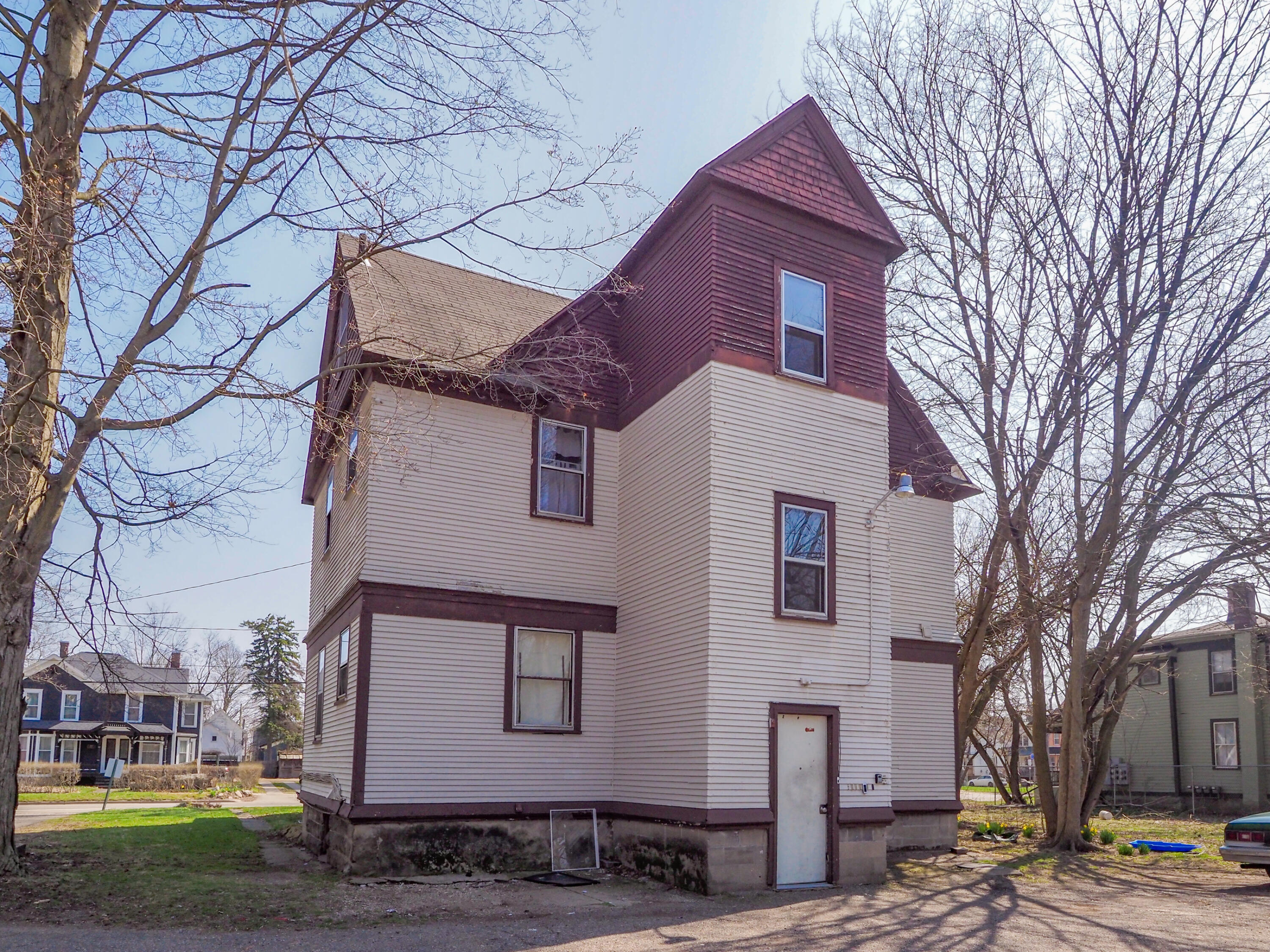 922 S Park Street W