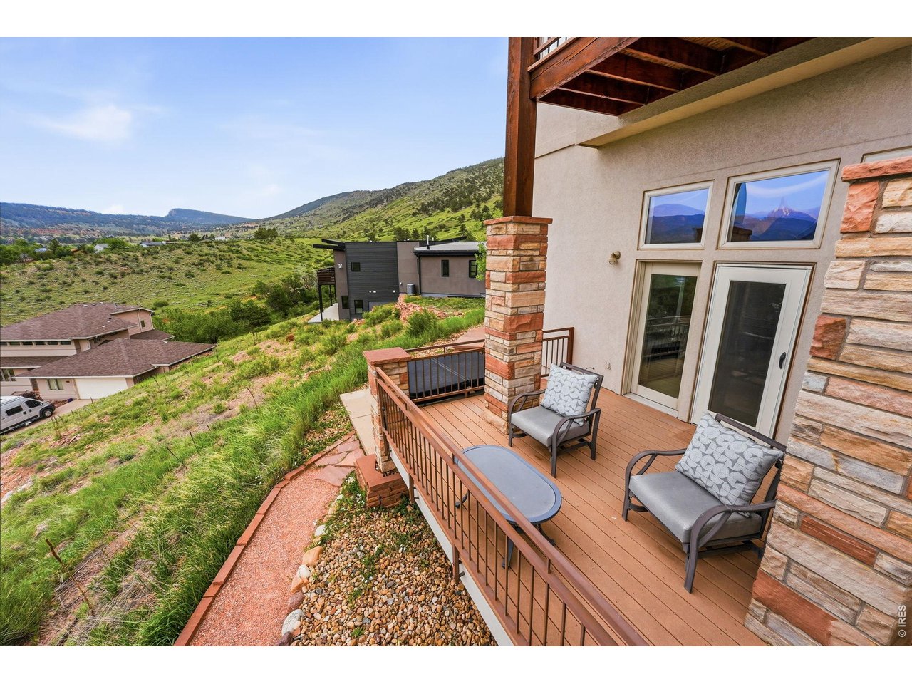 814 Mountain View Dr