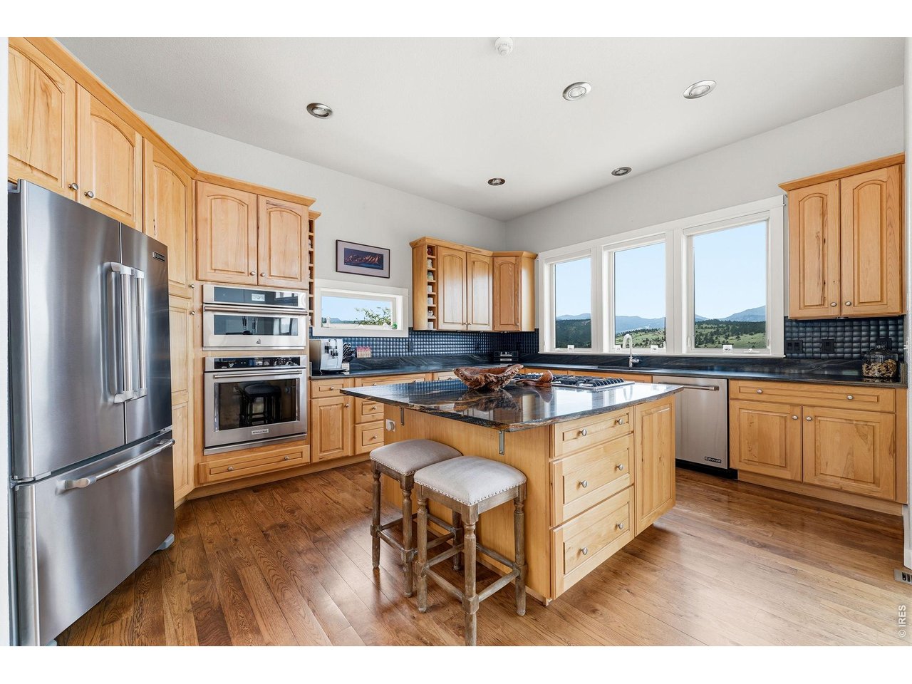 814 Mountain View Dr