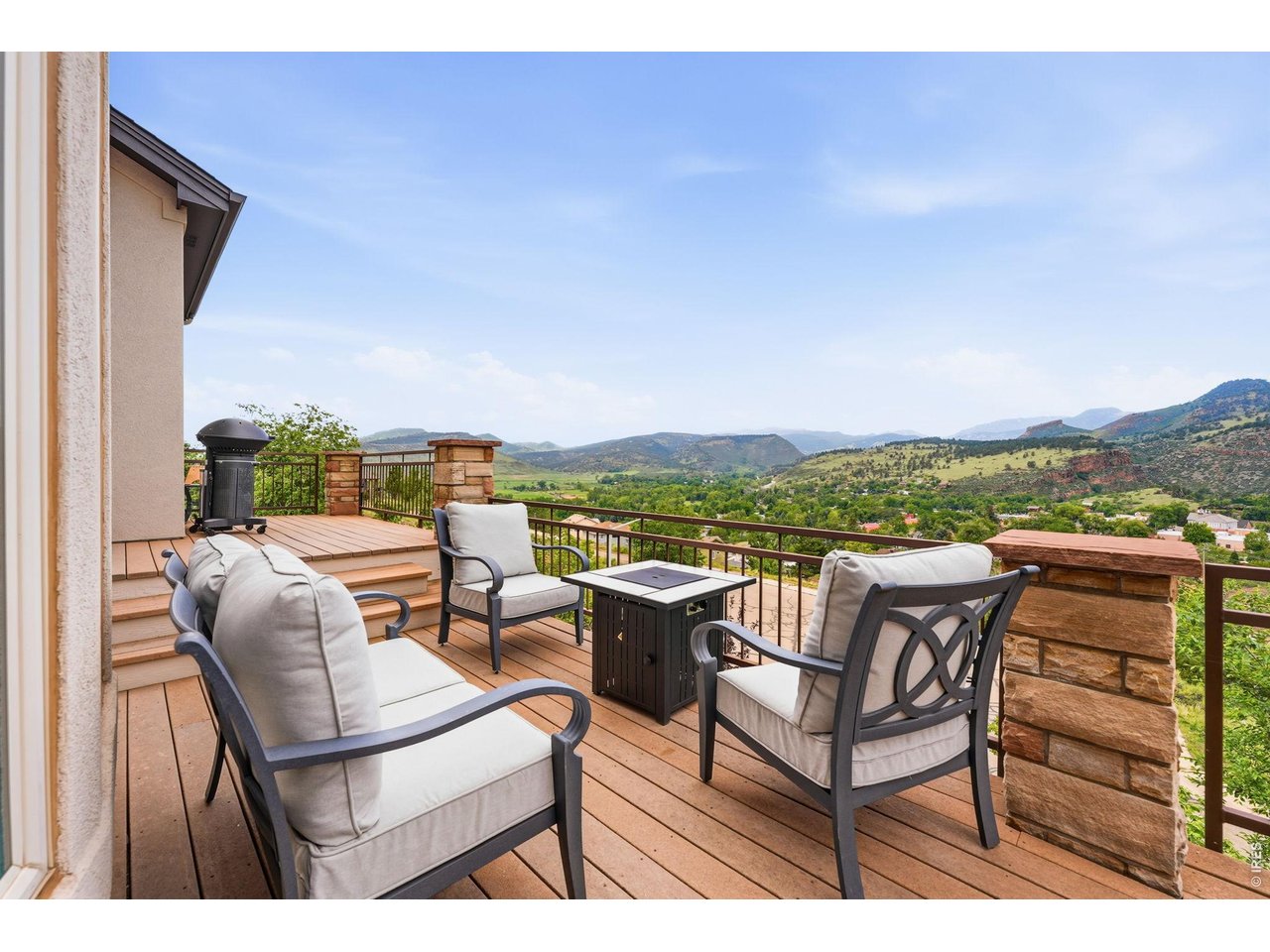 814 Mountain View Dr