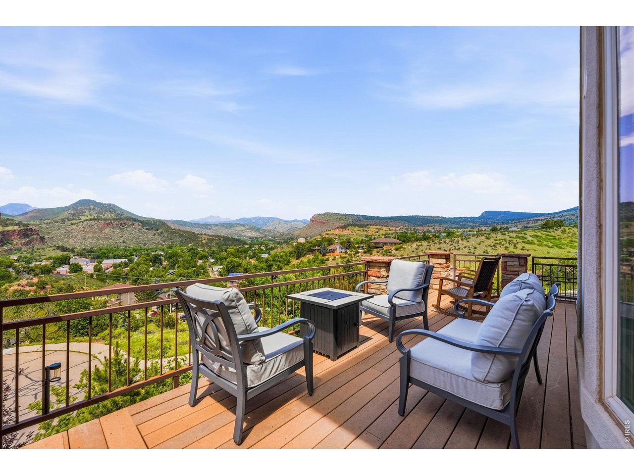814 Mountain View Dr