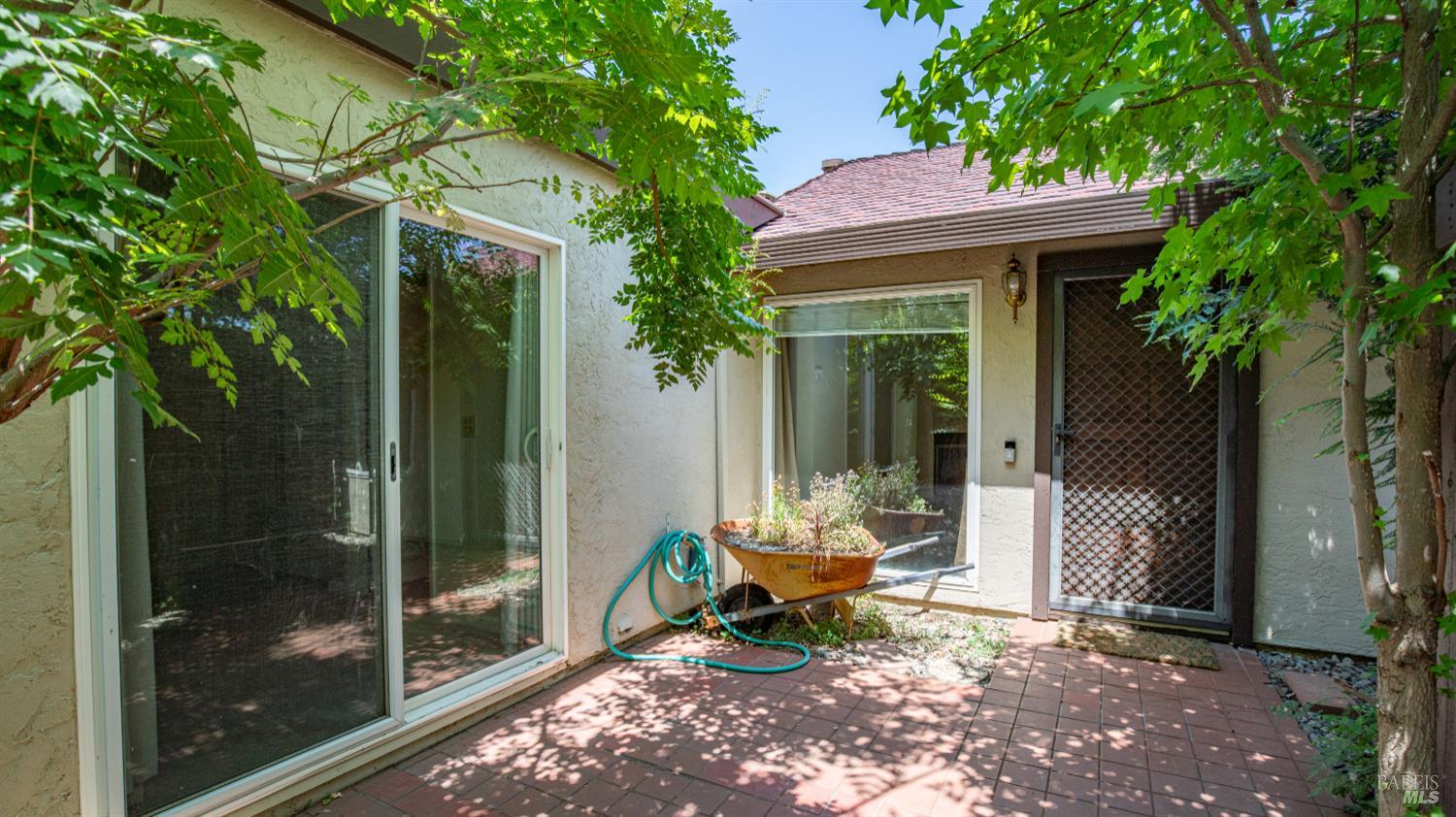 211 Fairoaks Dr