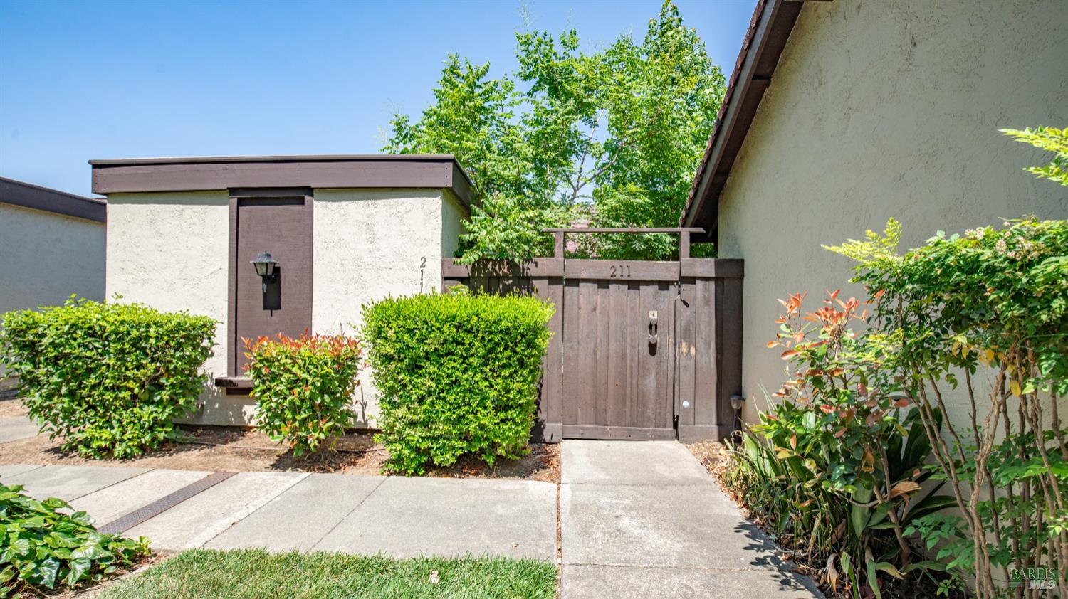 211 Fairoaks Dr