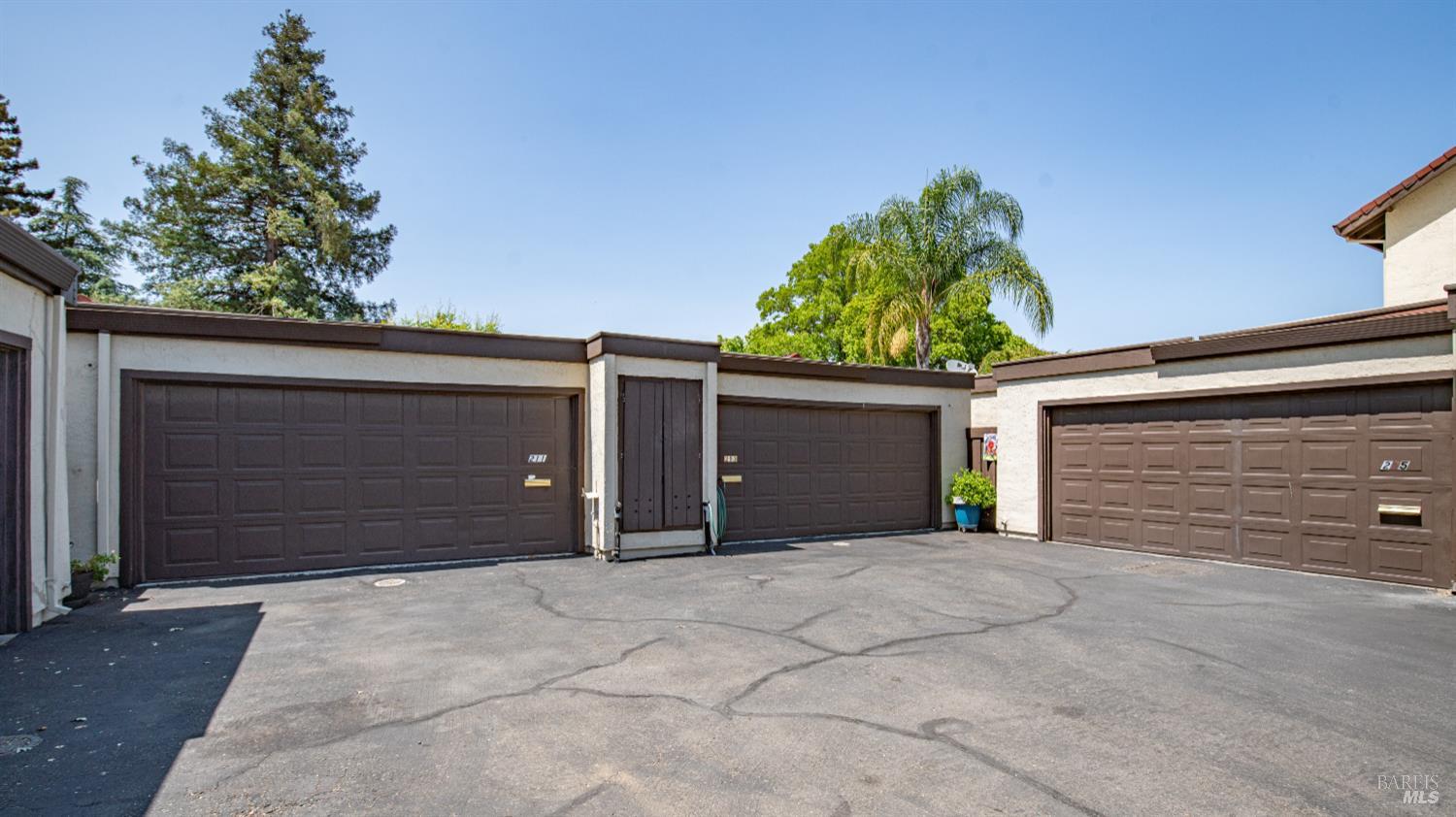 211 Fairoaks Dr