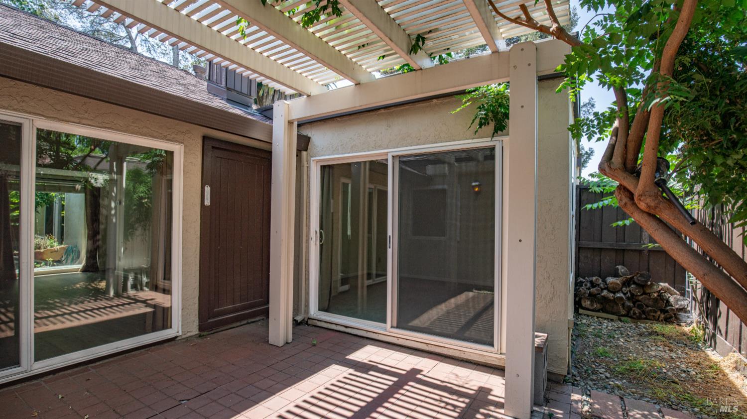 211 Fairoaks Dr