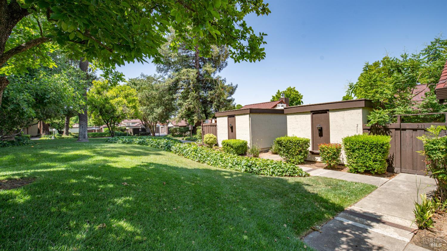 211 Fairoaks Dr