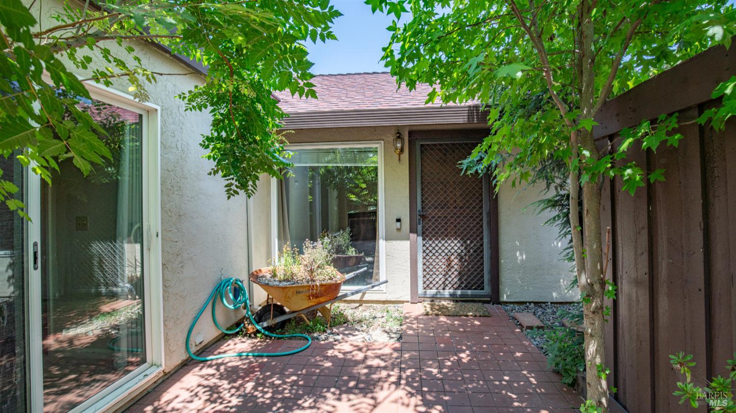 211 Fairoaks Dr