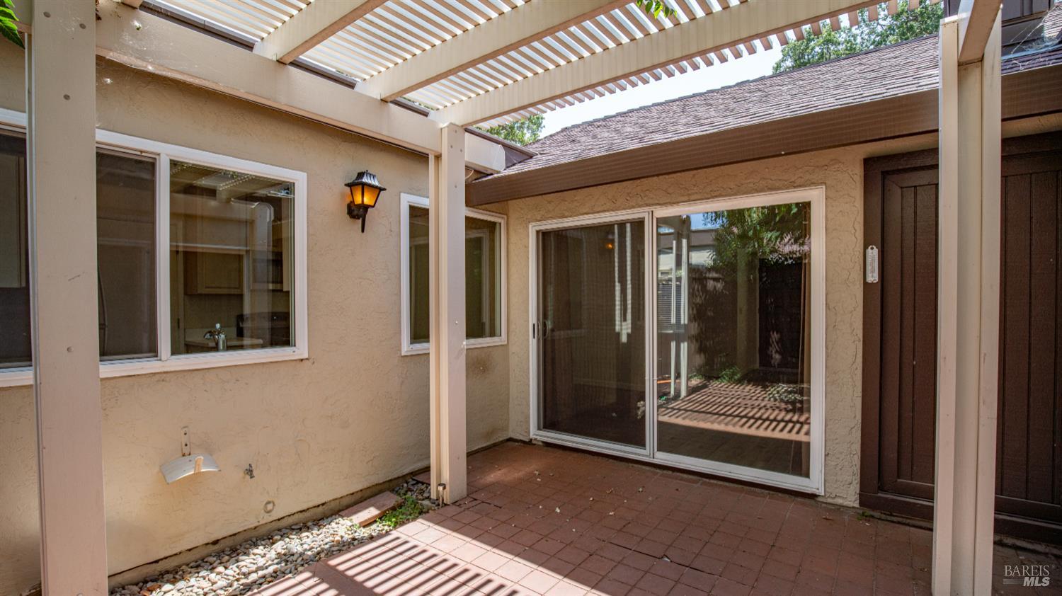 211 Fairoaks Dr