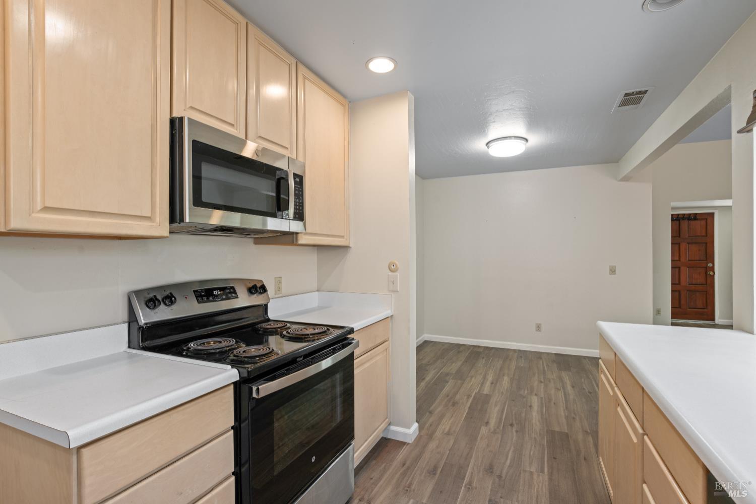 211 Fairoaks Dr