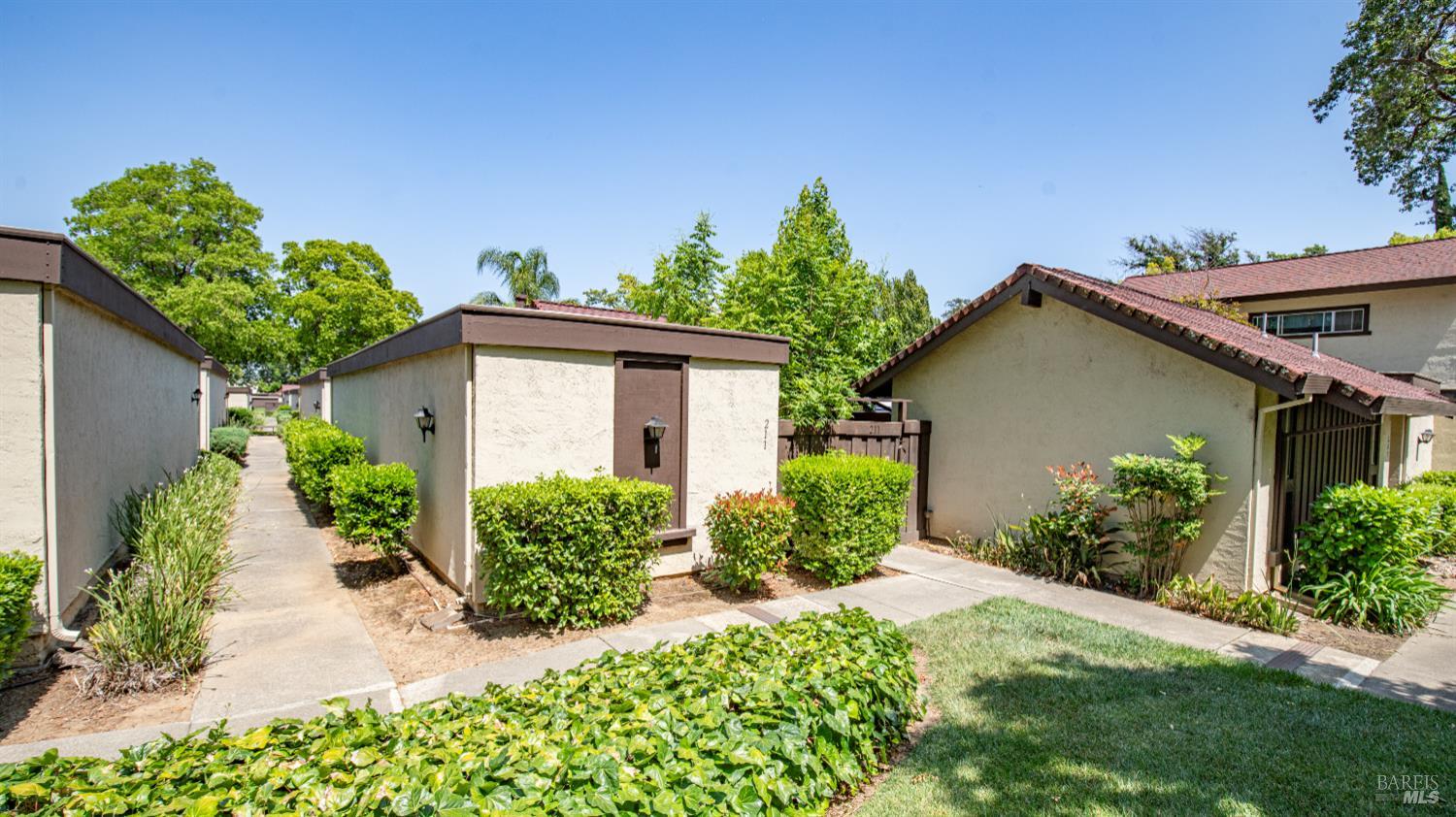 211 Fairoaks Dr