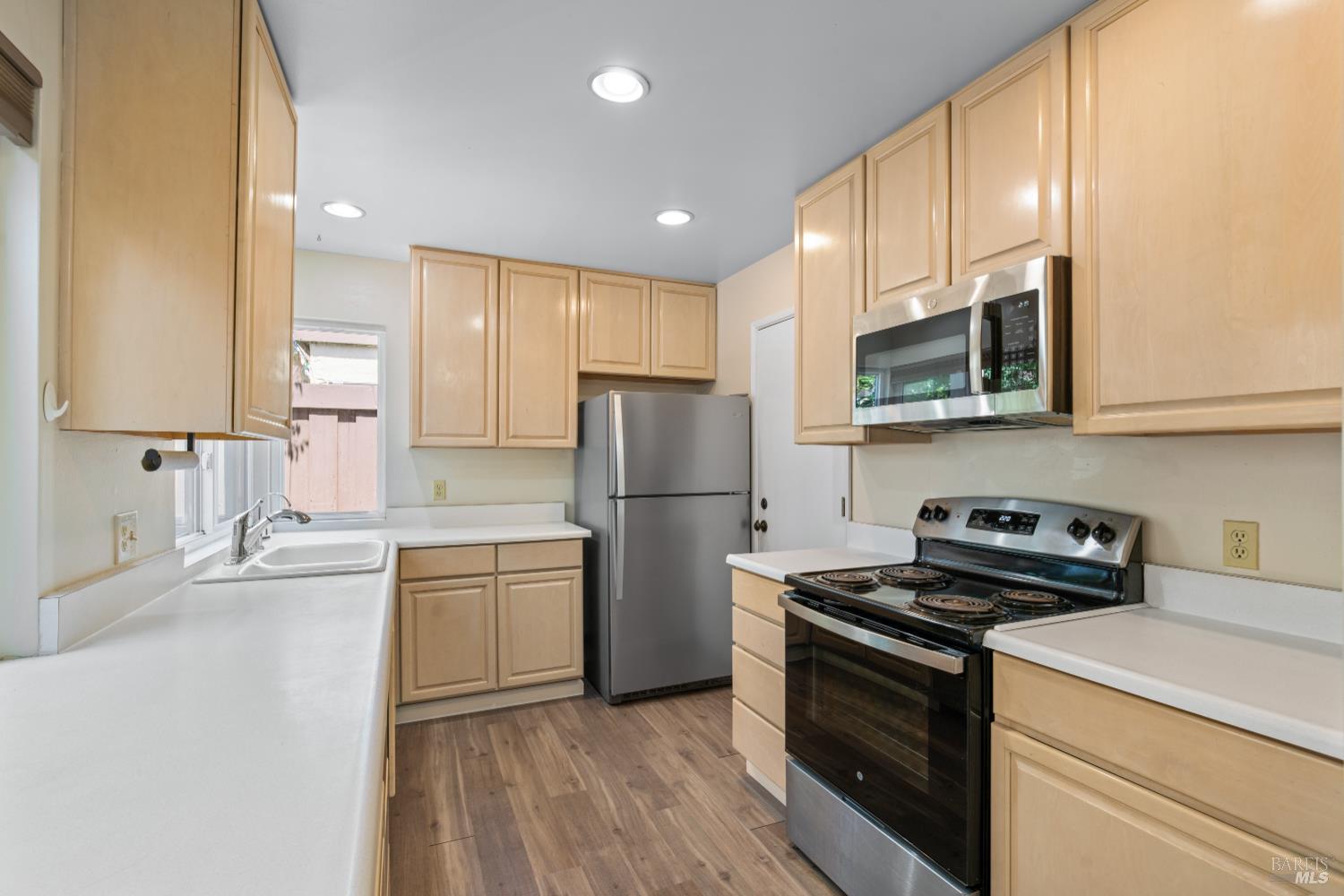 211 Fairoaks Dr