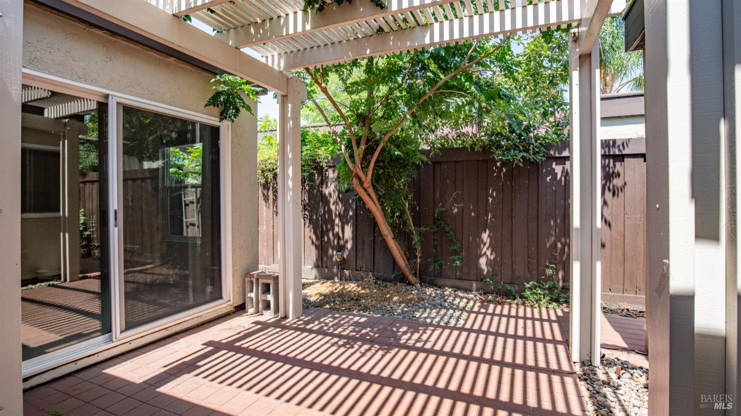211 Fairoaks Dr