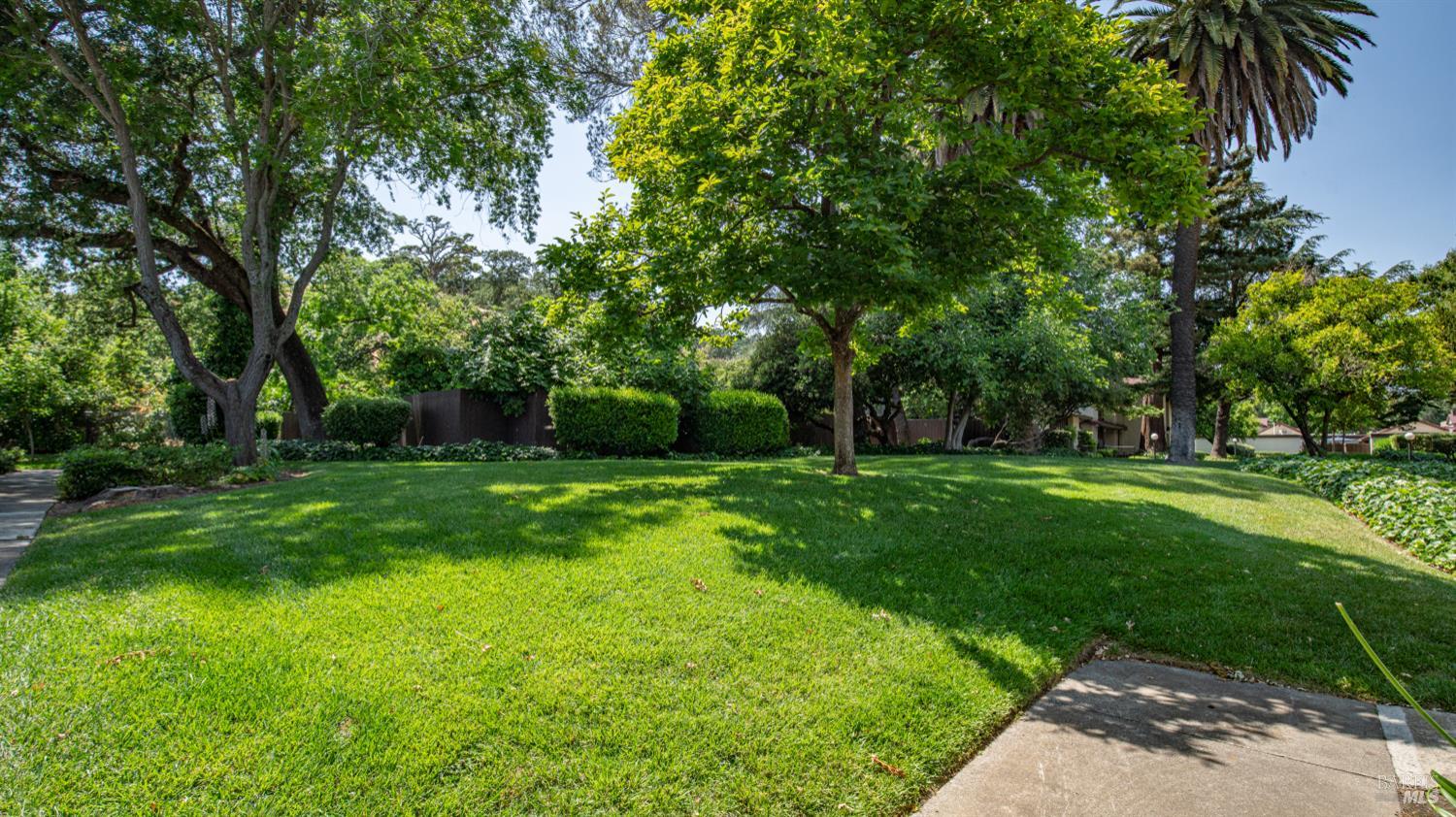 211 Fairoaks Dr