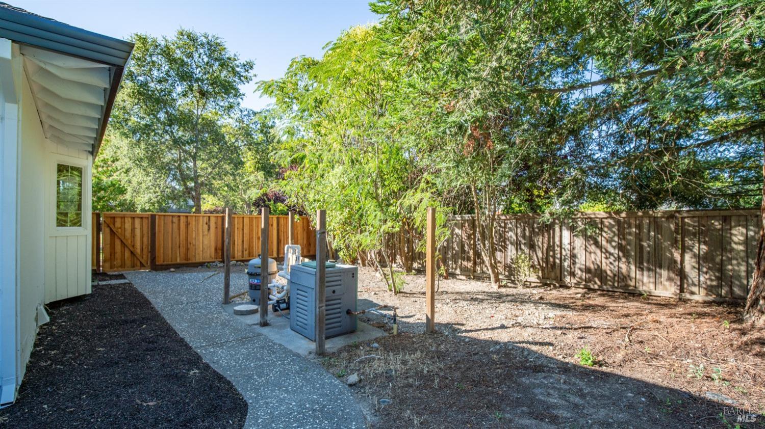9663 Lakewood Dr