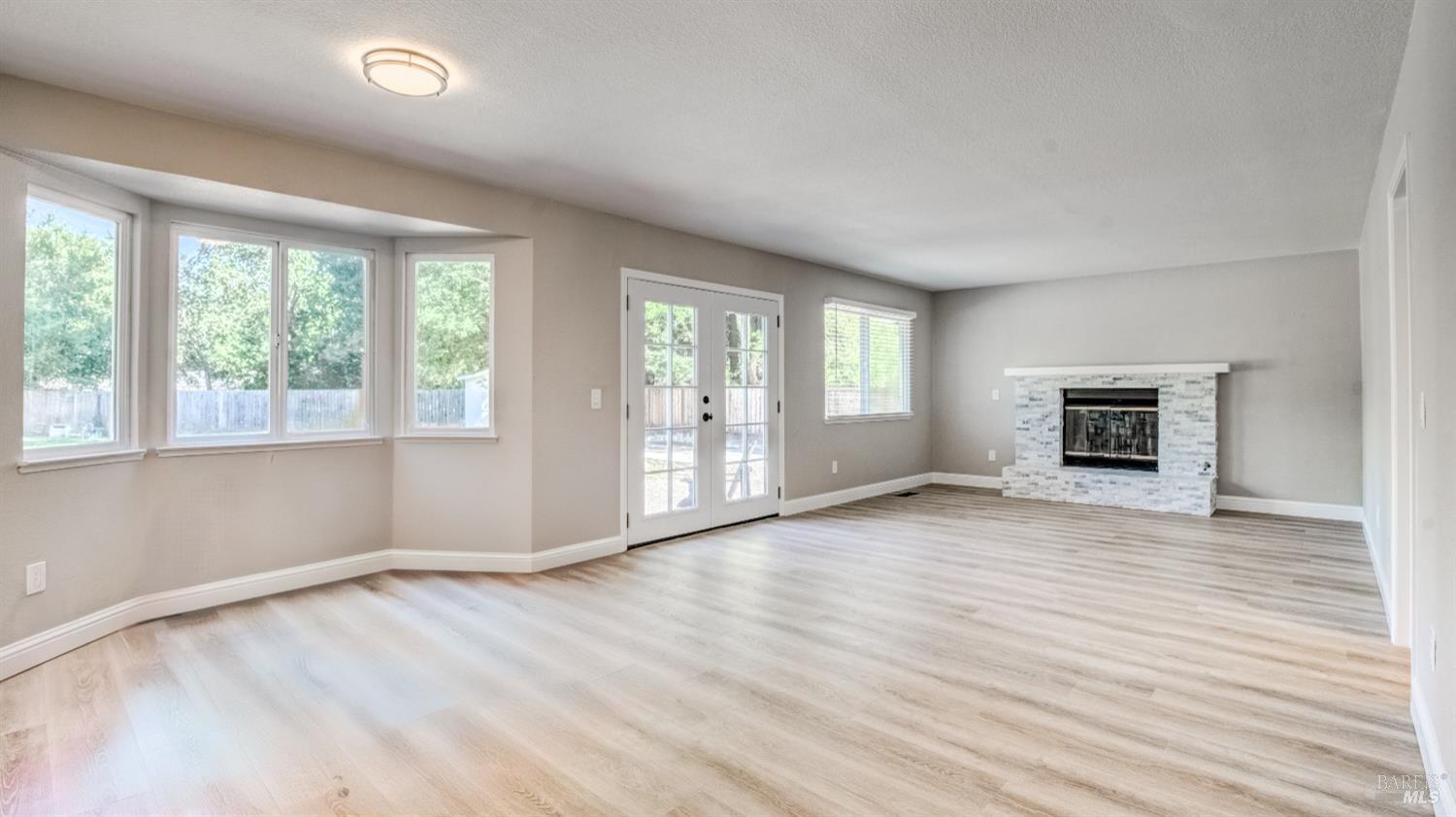 9663 Lakewood Dr