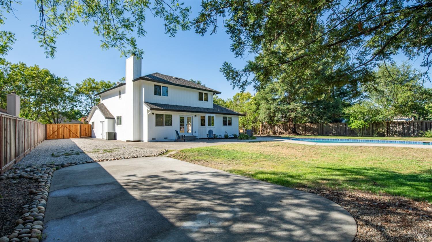9663 Lakewood Dr