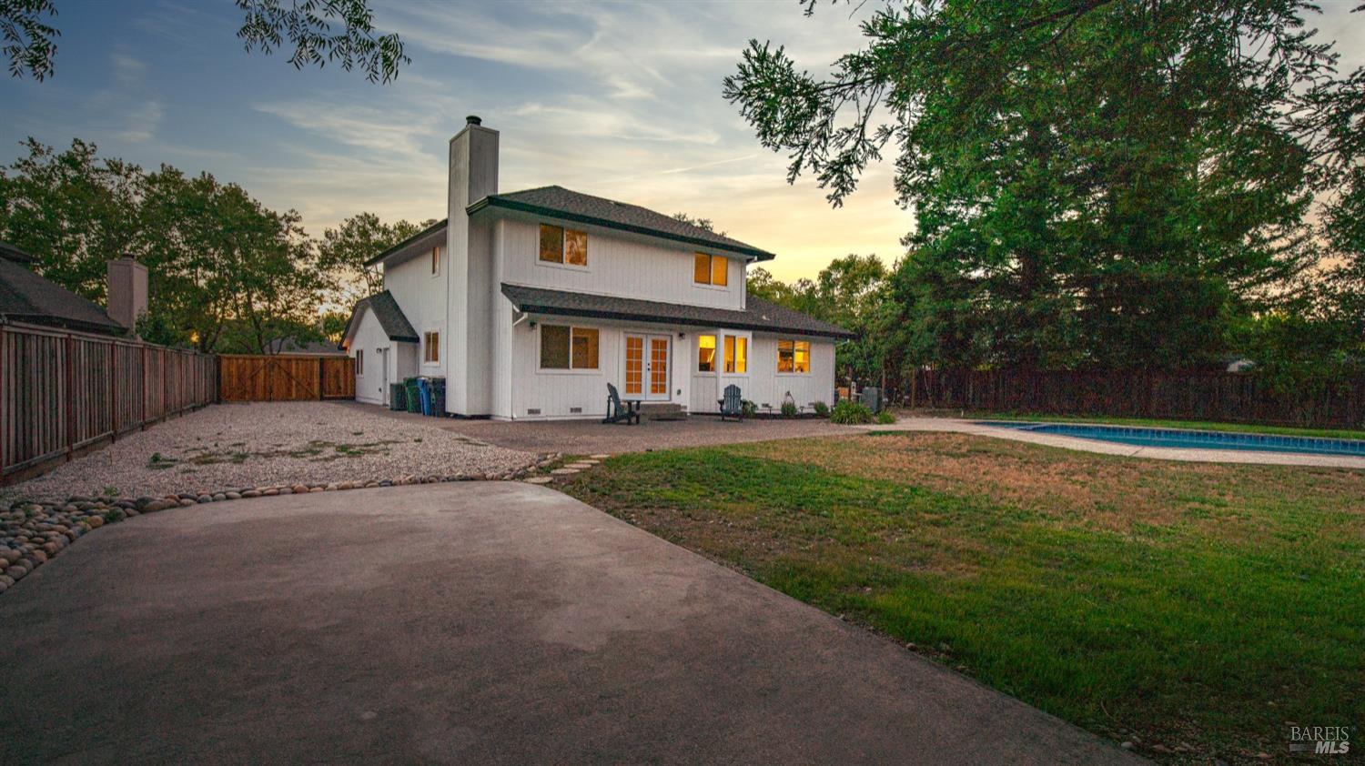 9663 Lakewood Dr