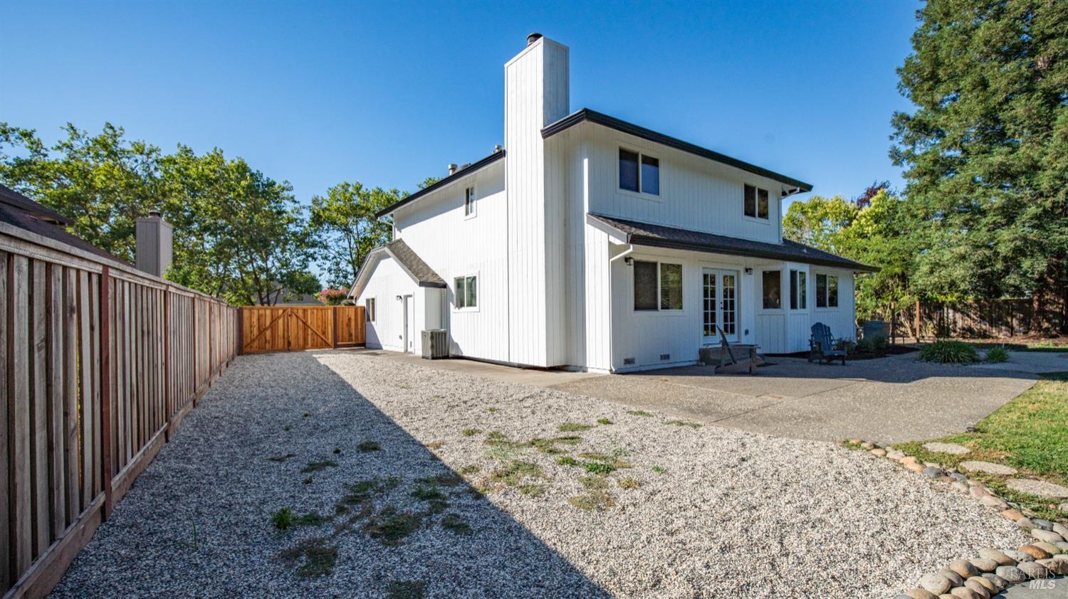 9663 Lakewood Dr