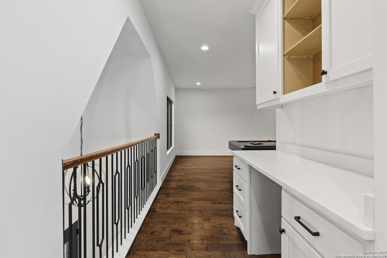300 Queen Anne Ct